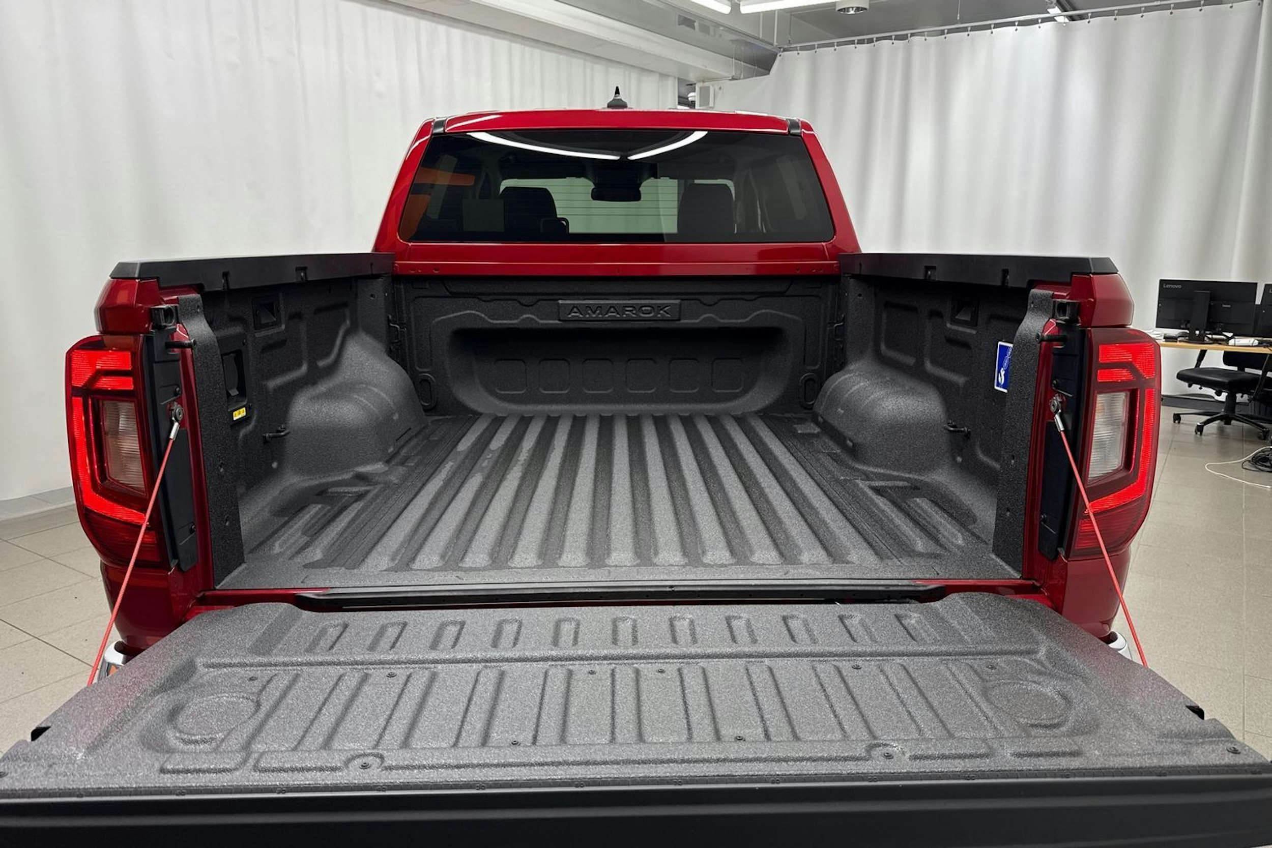 met. punainen Volkswagen Amarok 2025 kuva 6.