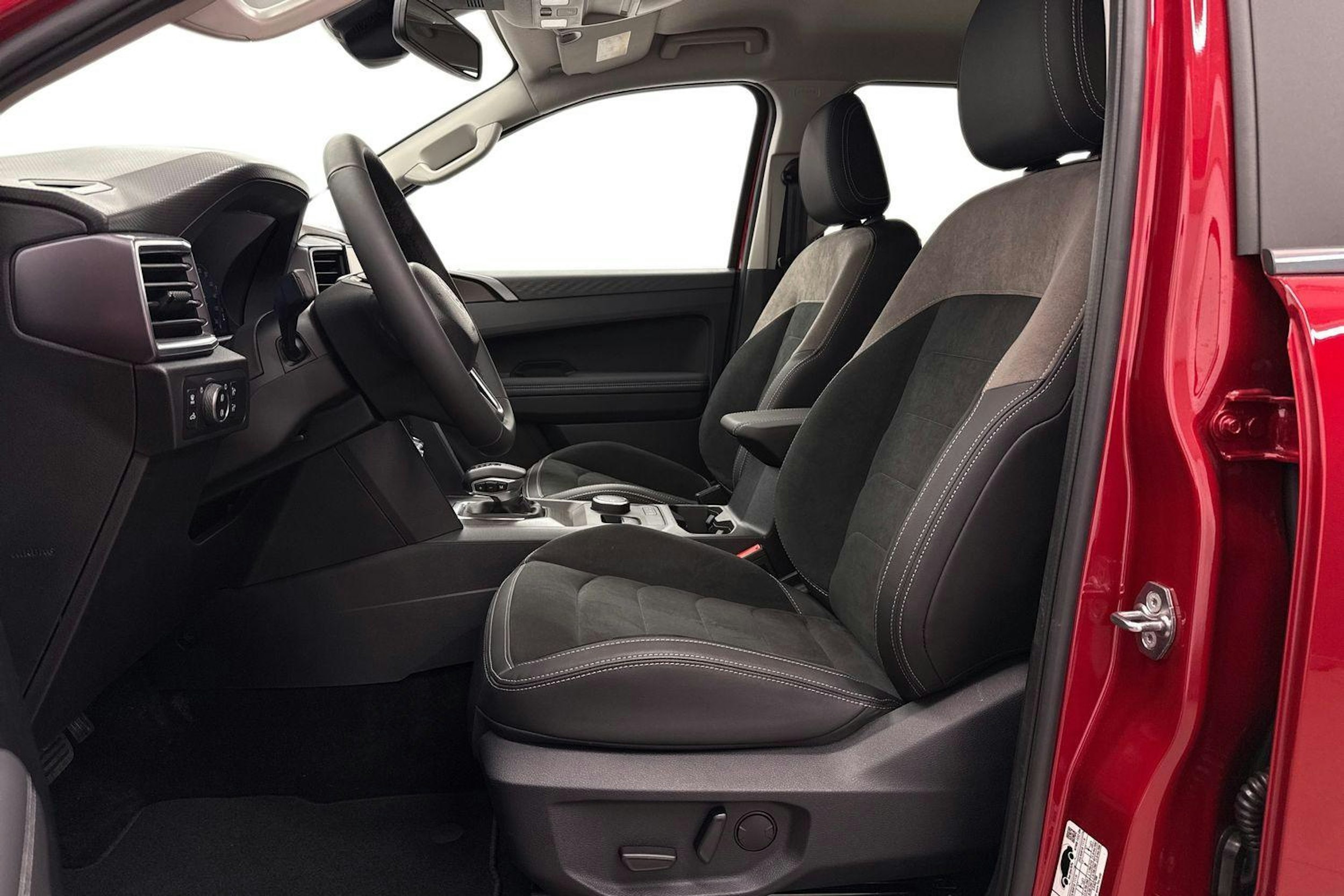 met. punainen Volkswagen Amarok 2025 kuva 7.