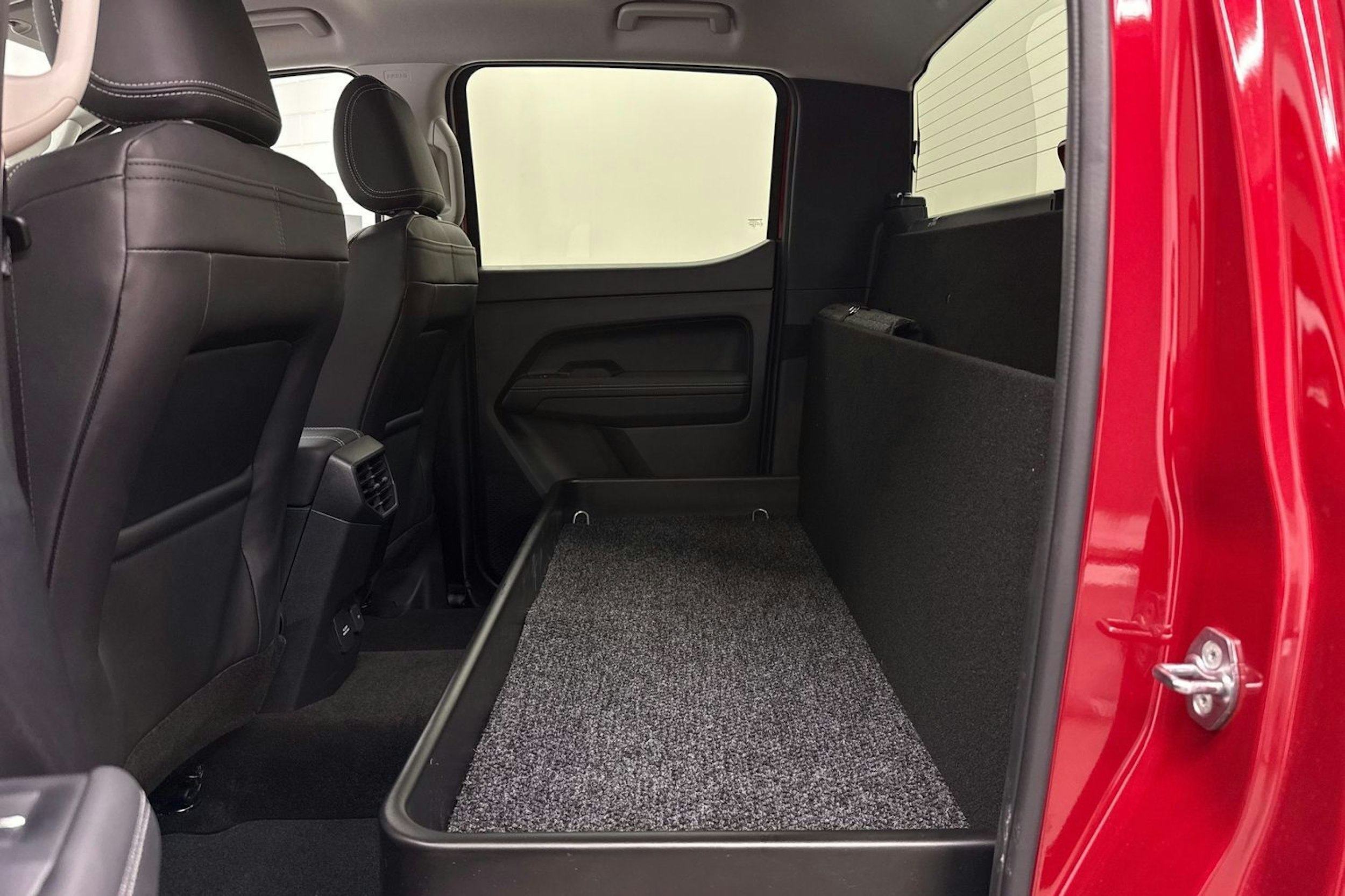 met. punainen Volkswagen Amarok 2025 kuva 8.