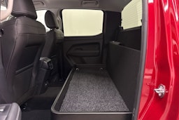 met. punainen Volkswagen Amarok 2025 kuva 8.