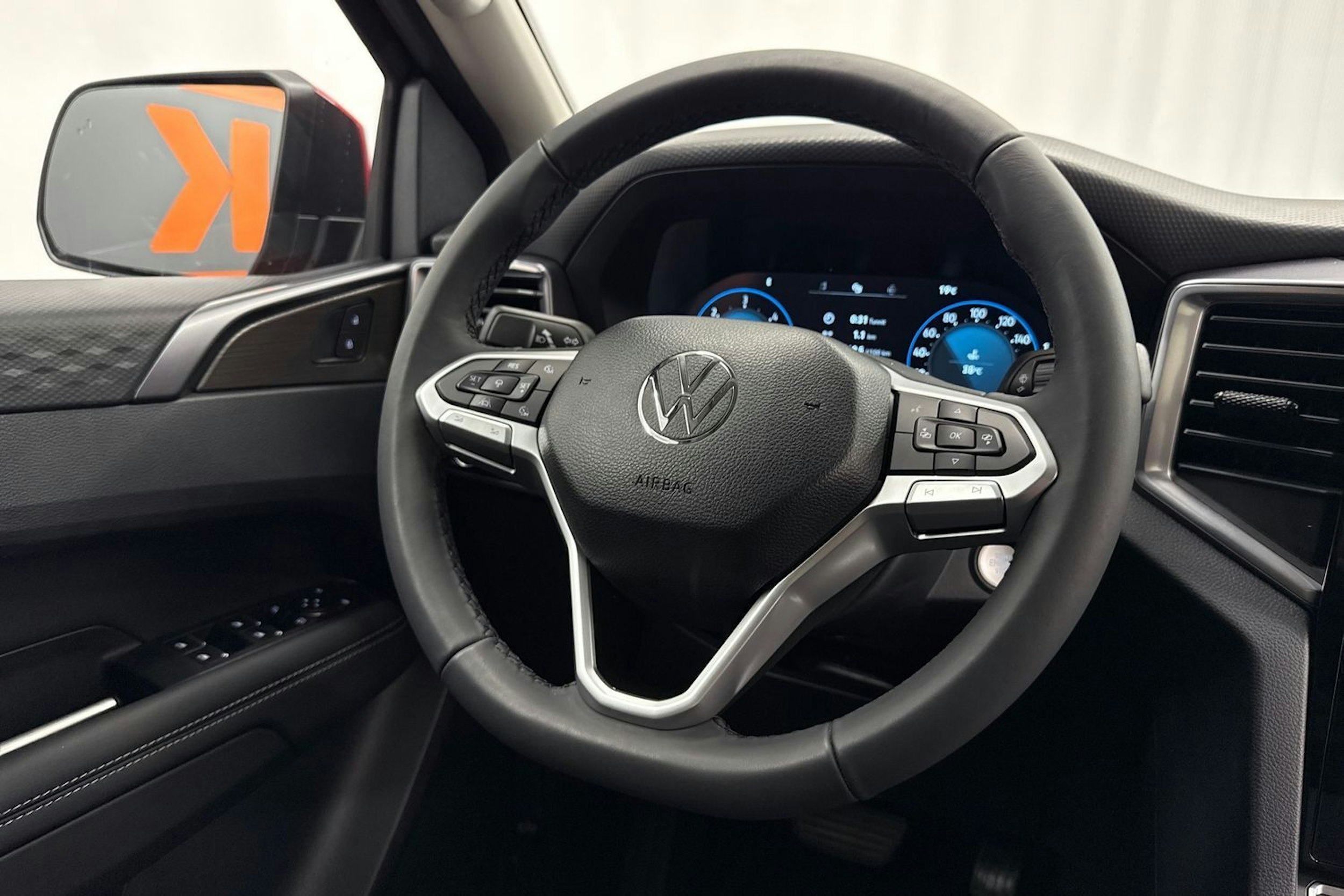 met. punainen Volkswagen Amarok 2025 kuva 11.