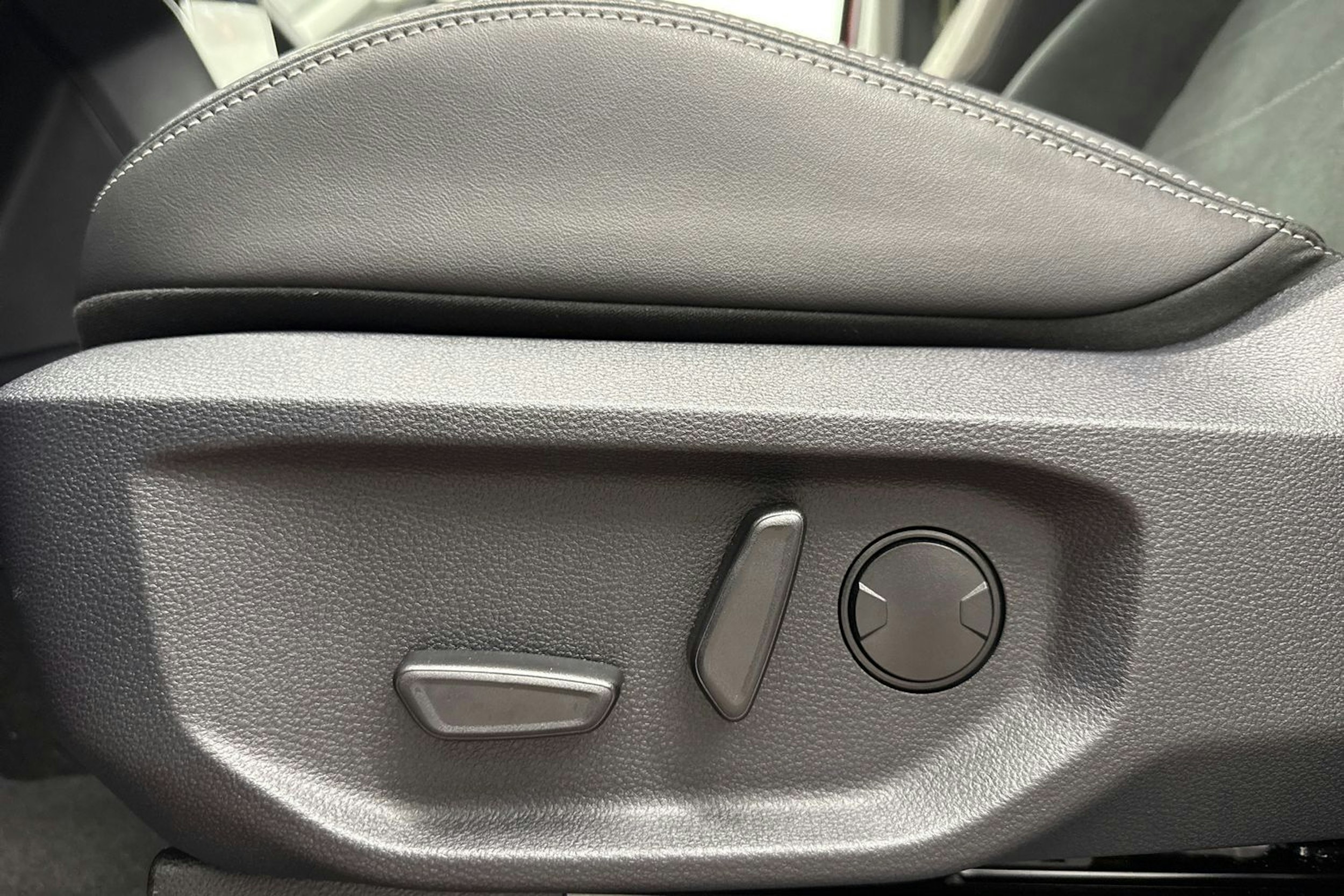 met. punainen Volkswagen Amarok 2025 kuva 13.