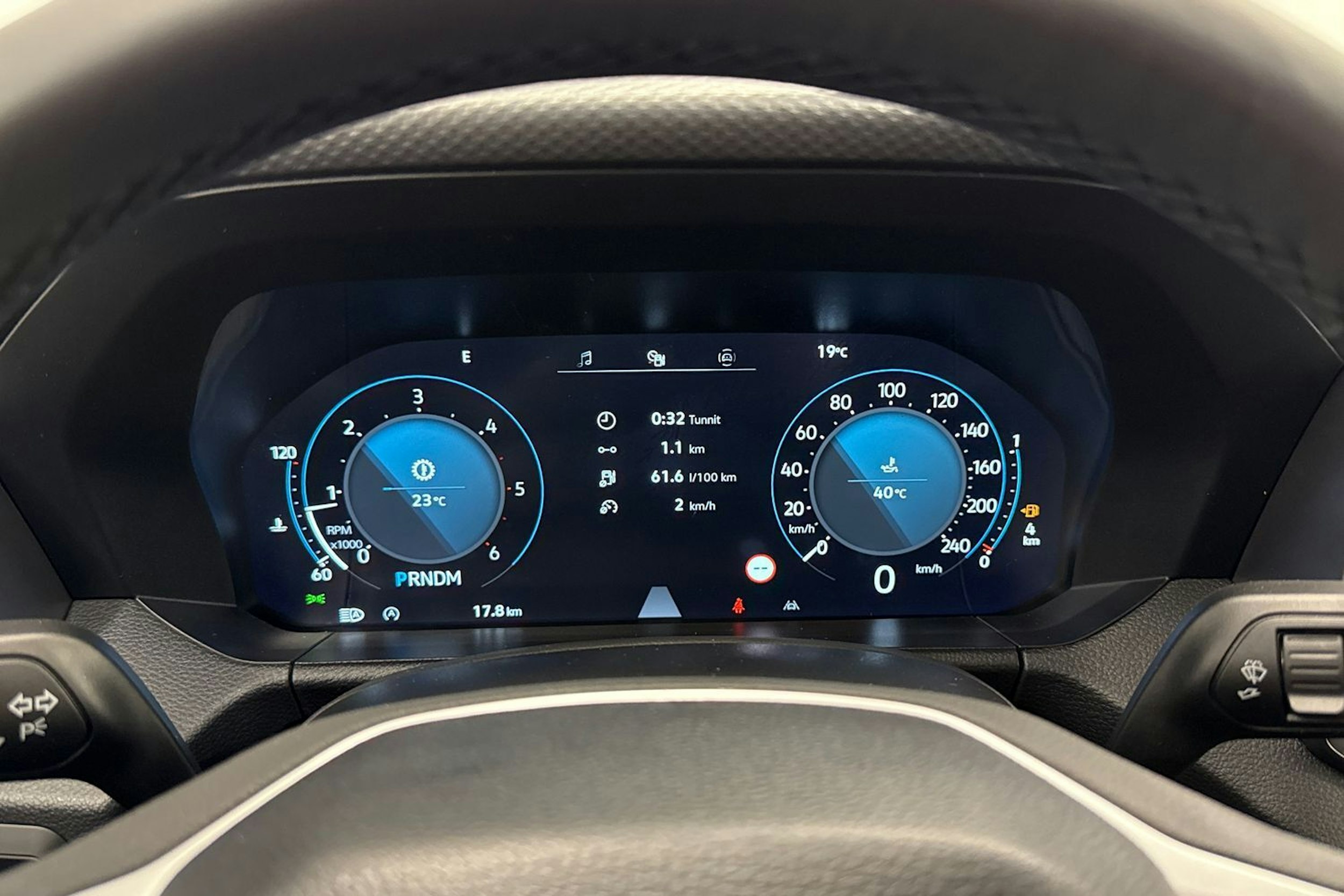 met. punainen Volkswagen Amarok 2025 kuva 15.