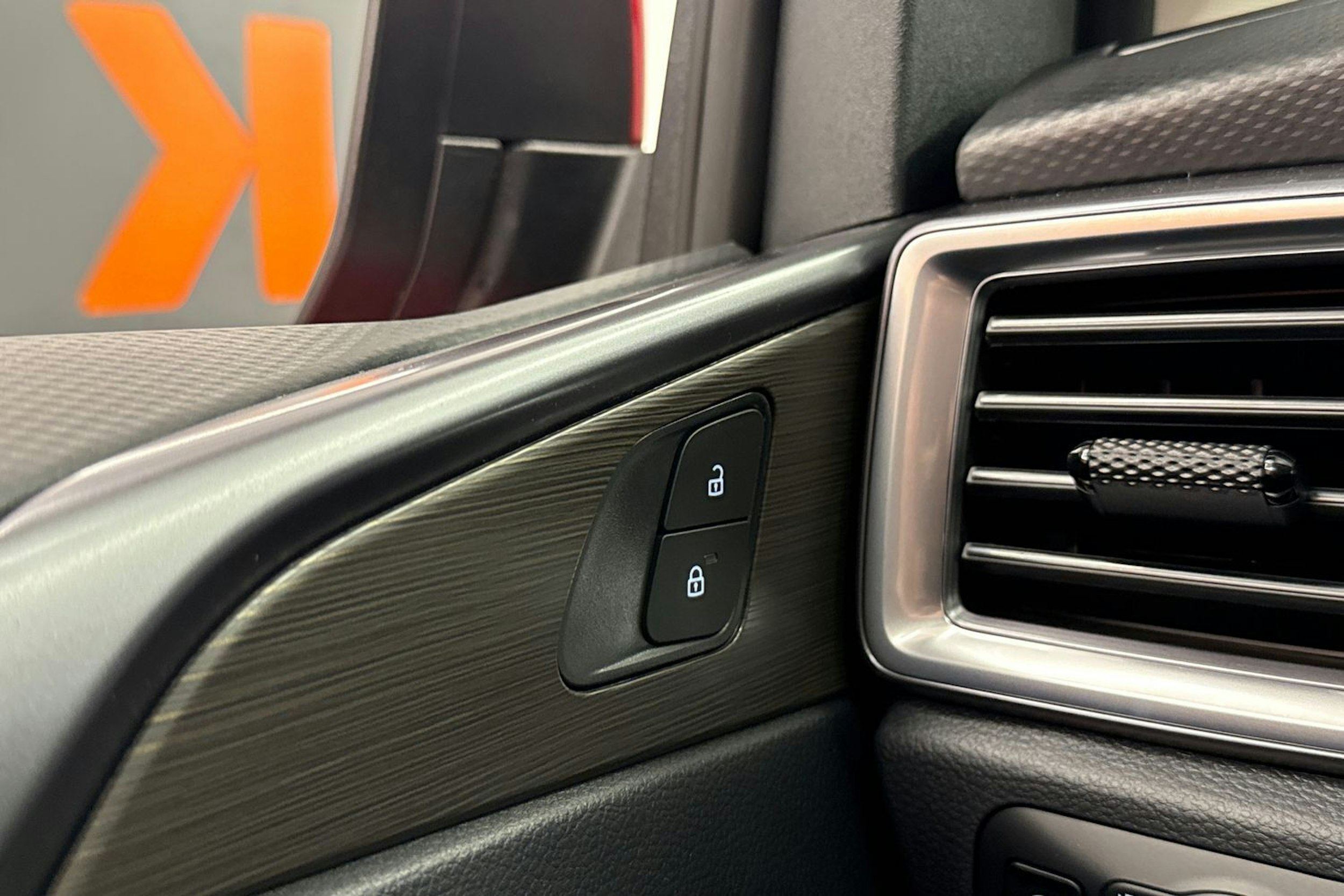 met. punainen Volkswagen Amarok 2025 kuva 17.