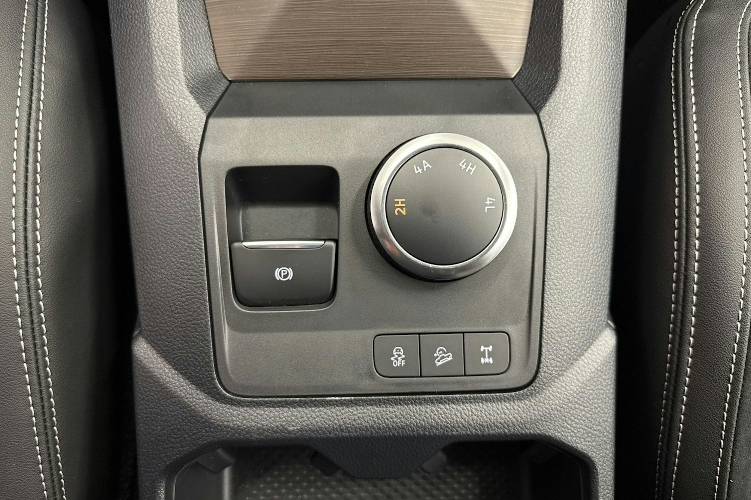 met. punainen Volkswagen Amarok 2025 kuva 21.