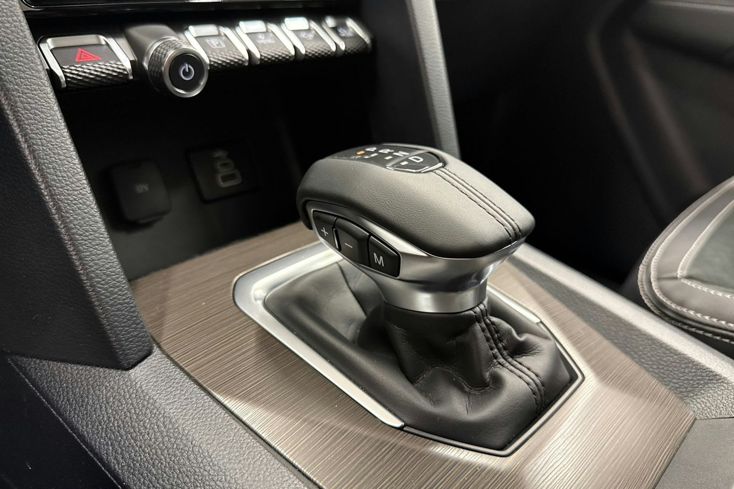 met. punainen Volkswagen Amarok 2025 kuva 23.