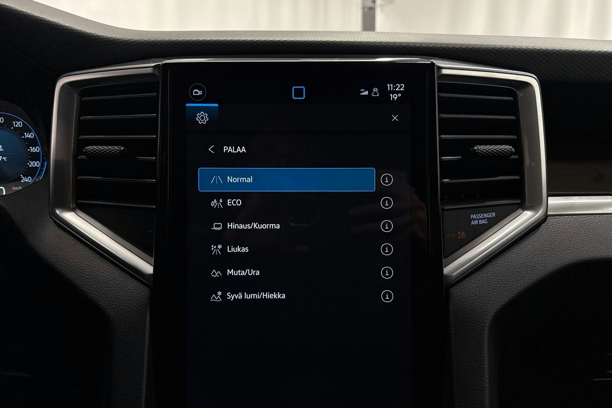 met. punainen Volkswagen Amarok 2025 kuva 28.