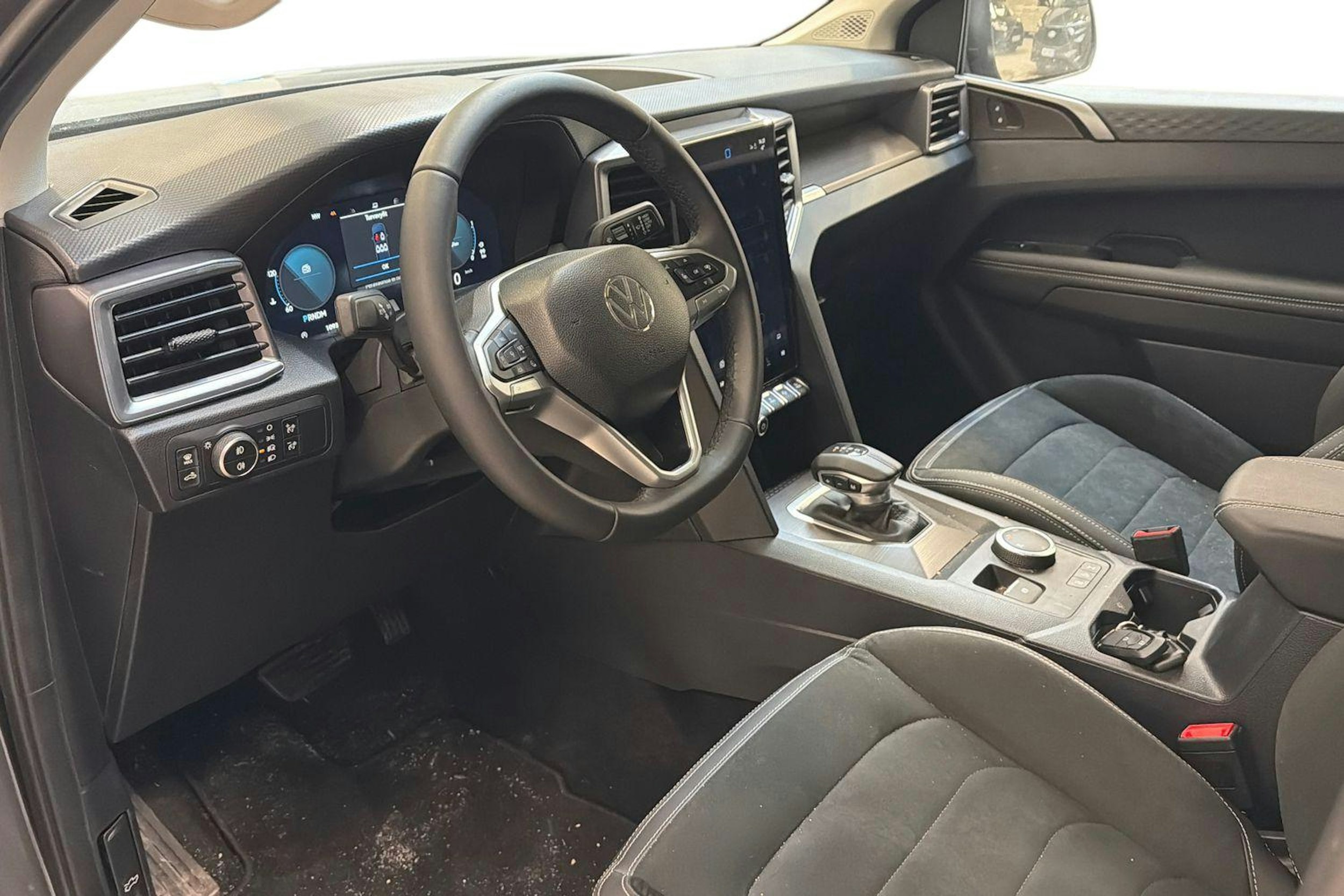 harmaa Volkswagen Amarok 2025 kuva 3.