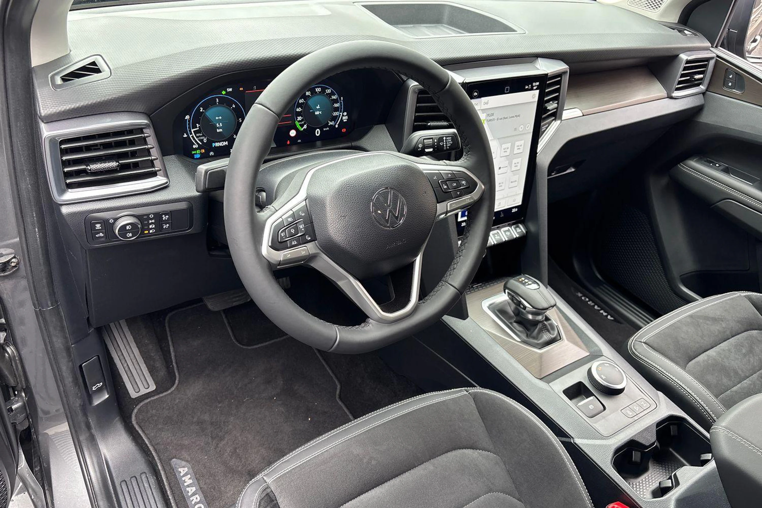 Harmaa Volkswagen Amarok 2025 kuva 6.