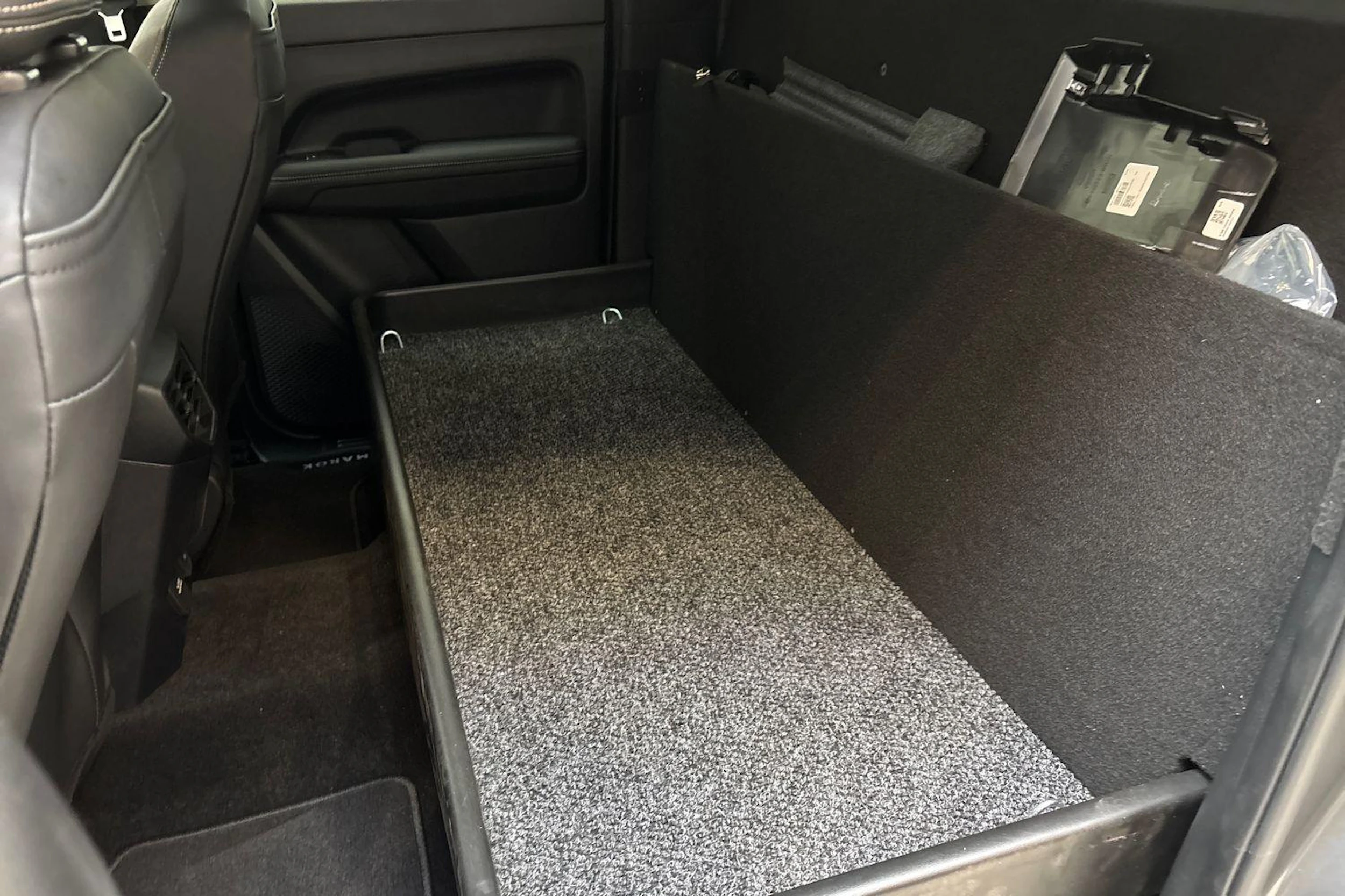 Harmaa Volkswagen Amarok 2025 kuva 8.