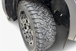 Harmaa Volkswagen Amarok 2025 kuva 9.