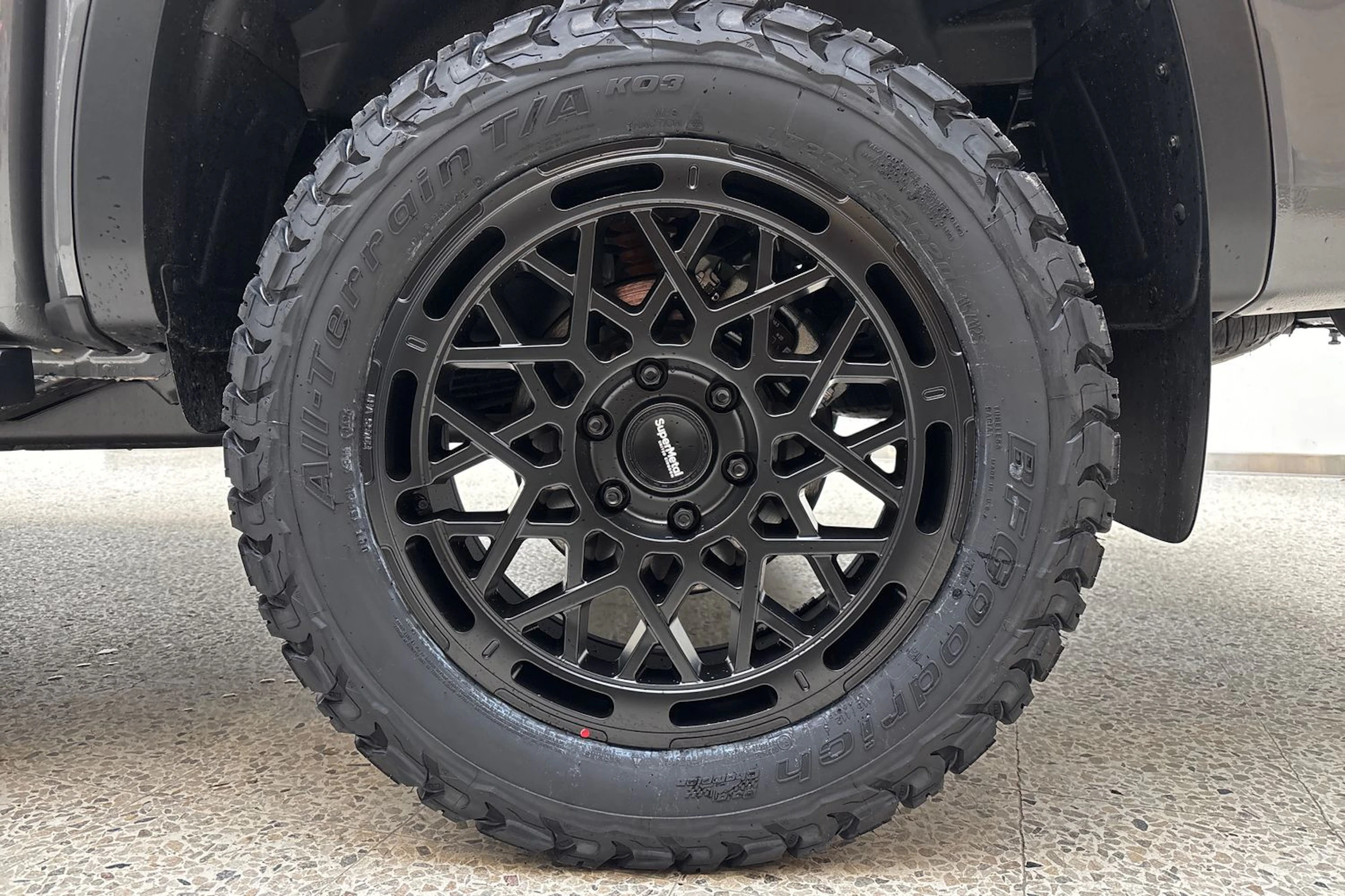 Harmaa Volkswagen Amarok 2025 kuva 10.