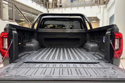 Harmaa Volkswagen Amarok 2025 kuva 12.