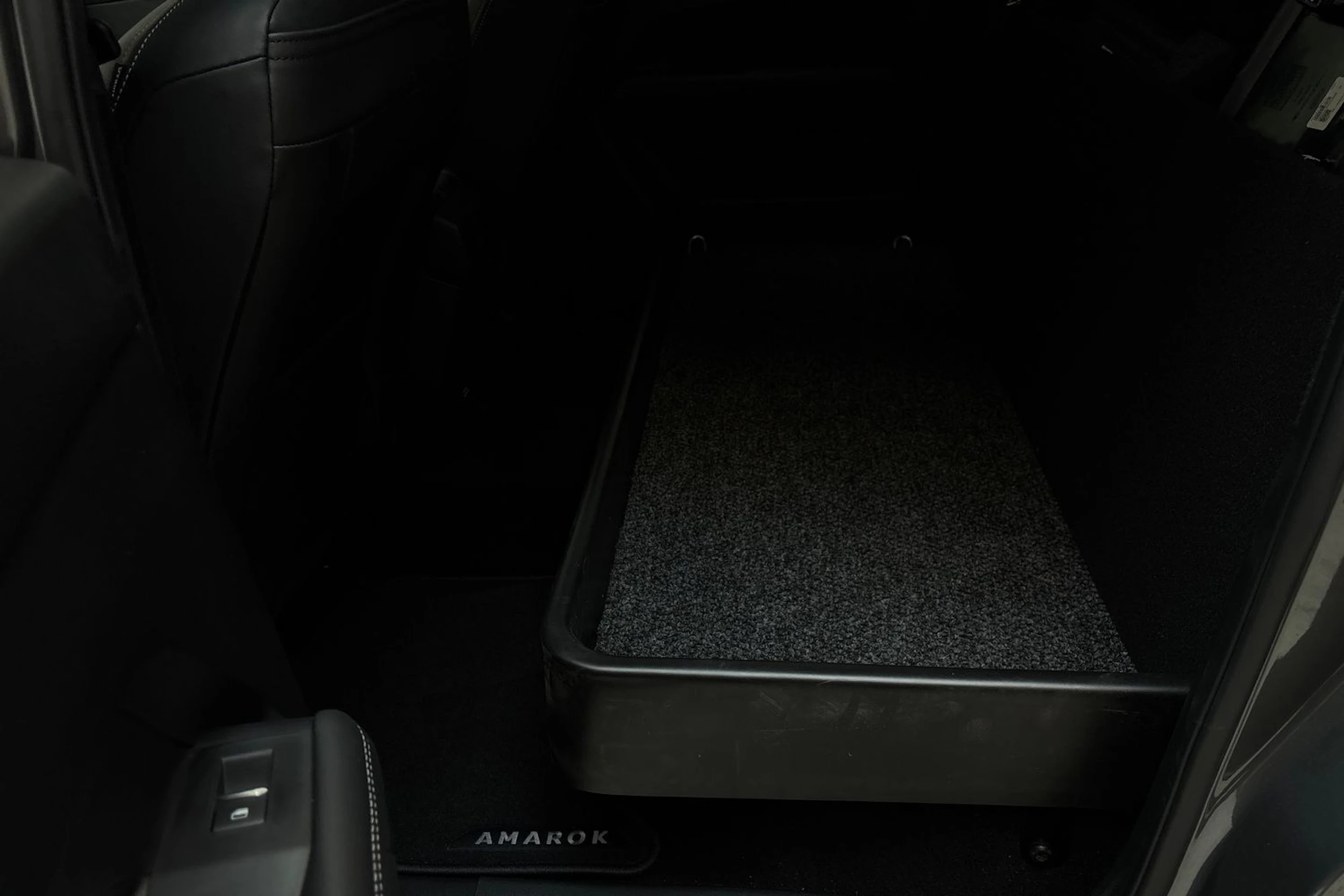 Harmaa Volkswagen Amarok 2025 kuva 16.