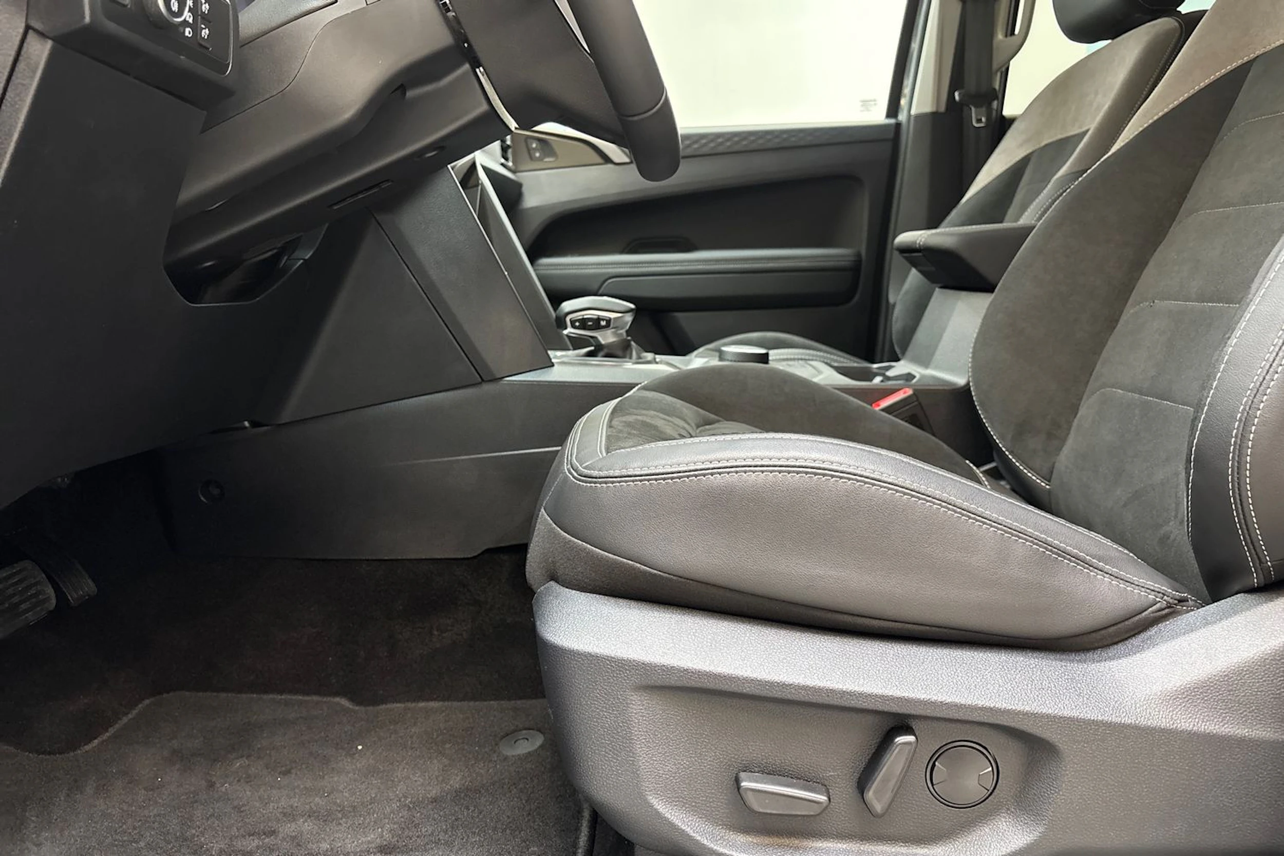 Harmaa Volkswagen Amarok 2025 kuva 19.