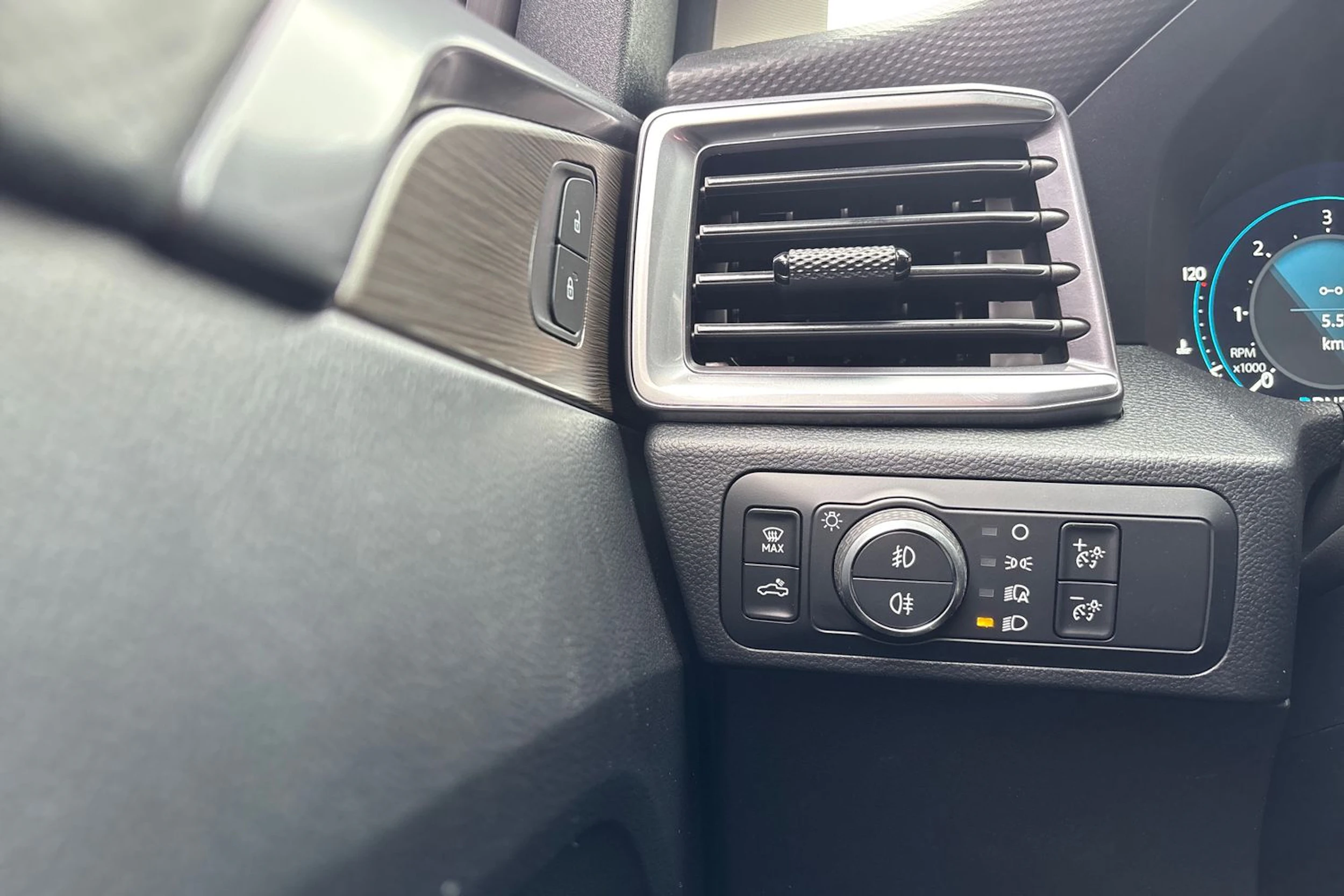 Harmaa Volkswagen Amarok 2025 kuva 20.