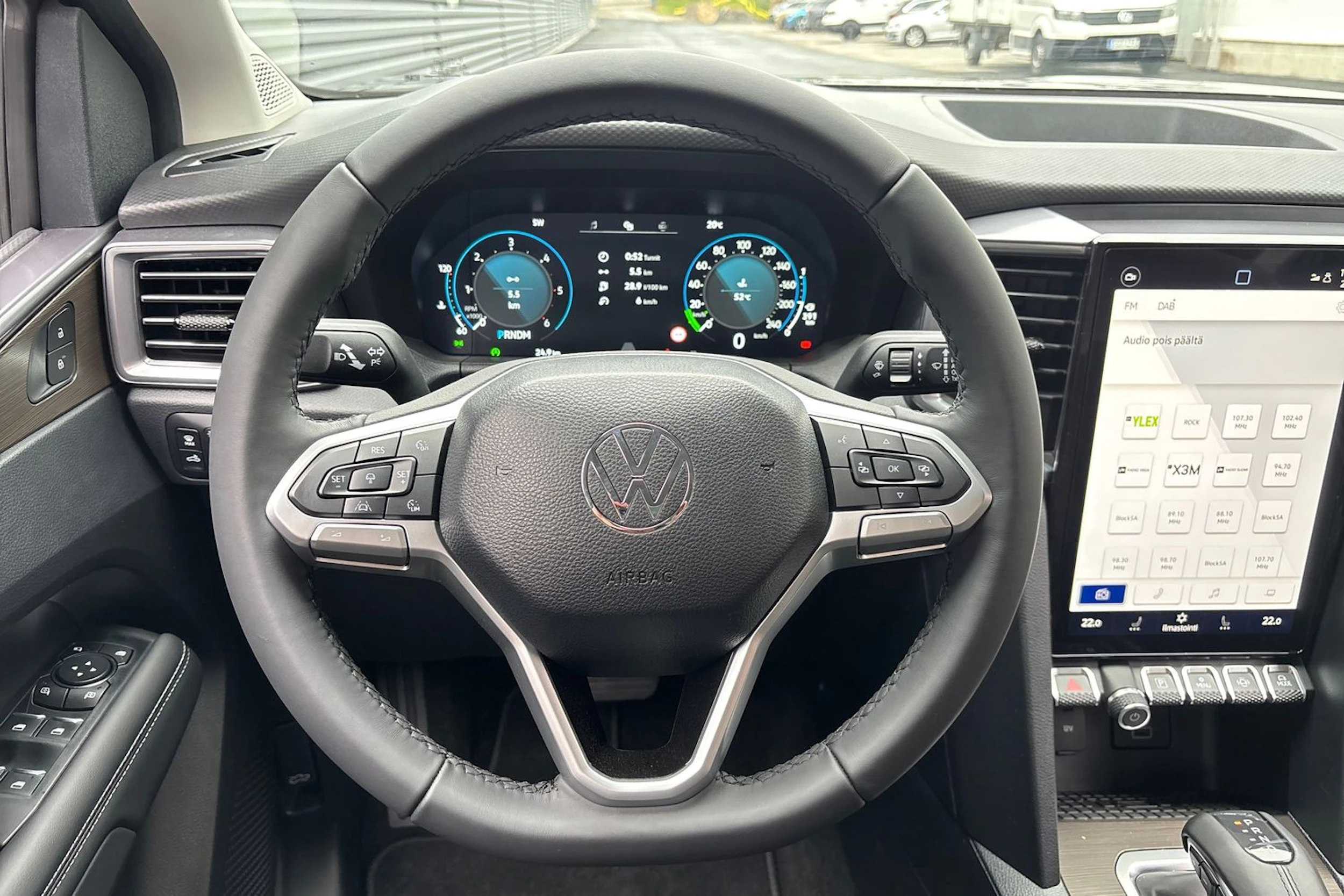 Harmaa Volkswagen Amarok 2025 kuva 21.