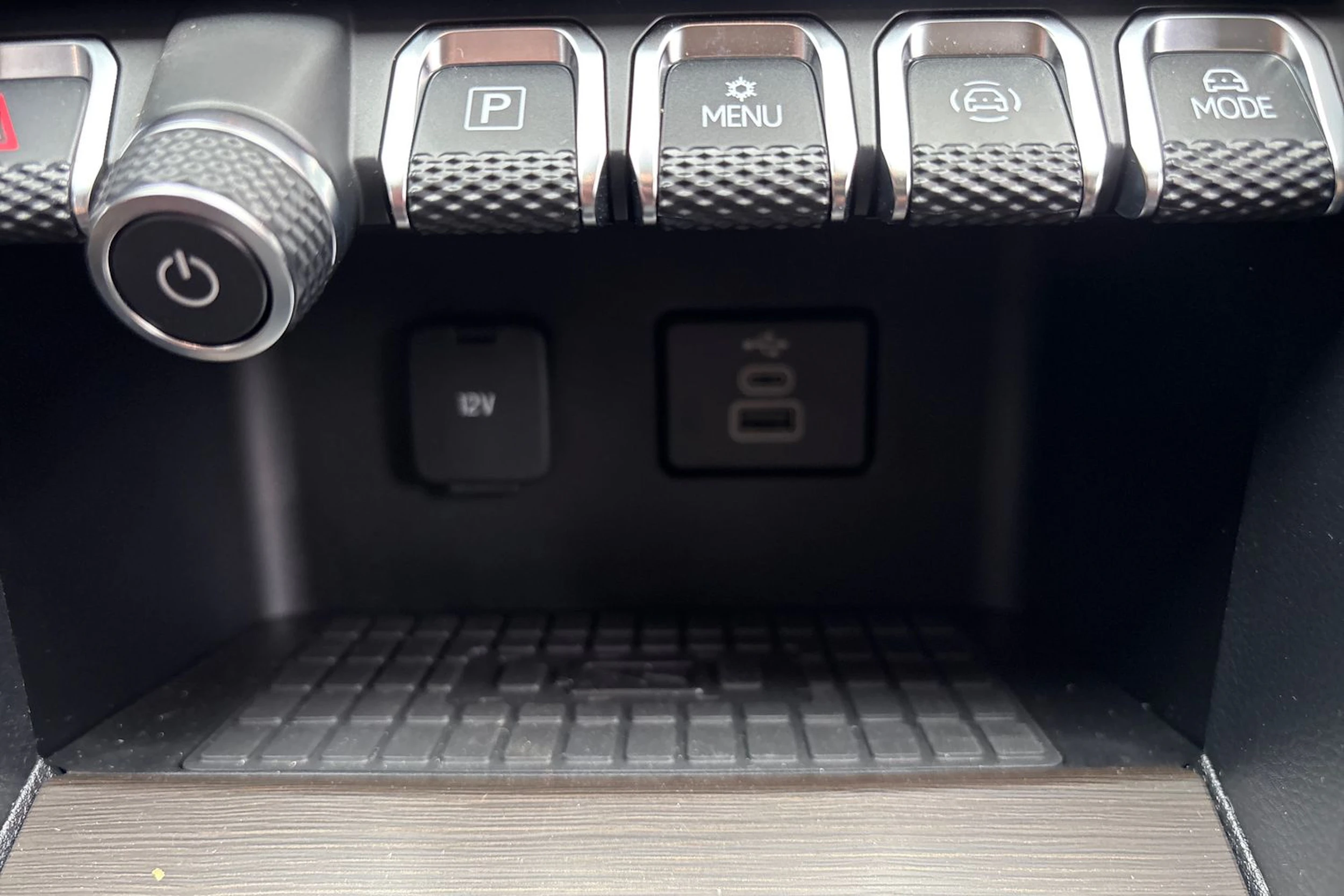 Harmaa Volkswagen Amarok 2025 kuva 29.