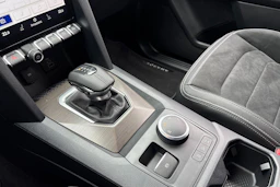 Harmaa Volkswagen Amarok 2025 kuva 30.