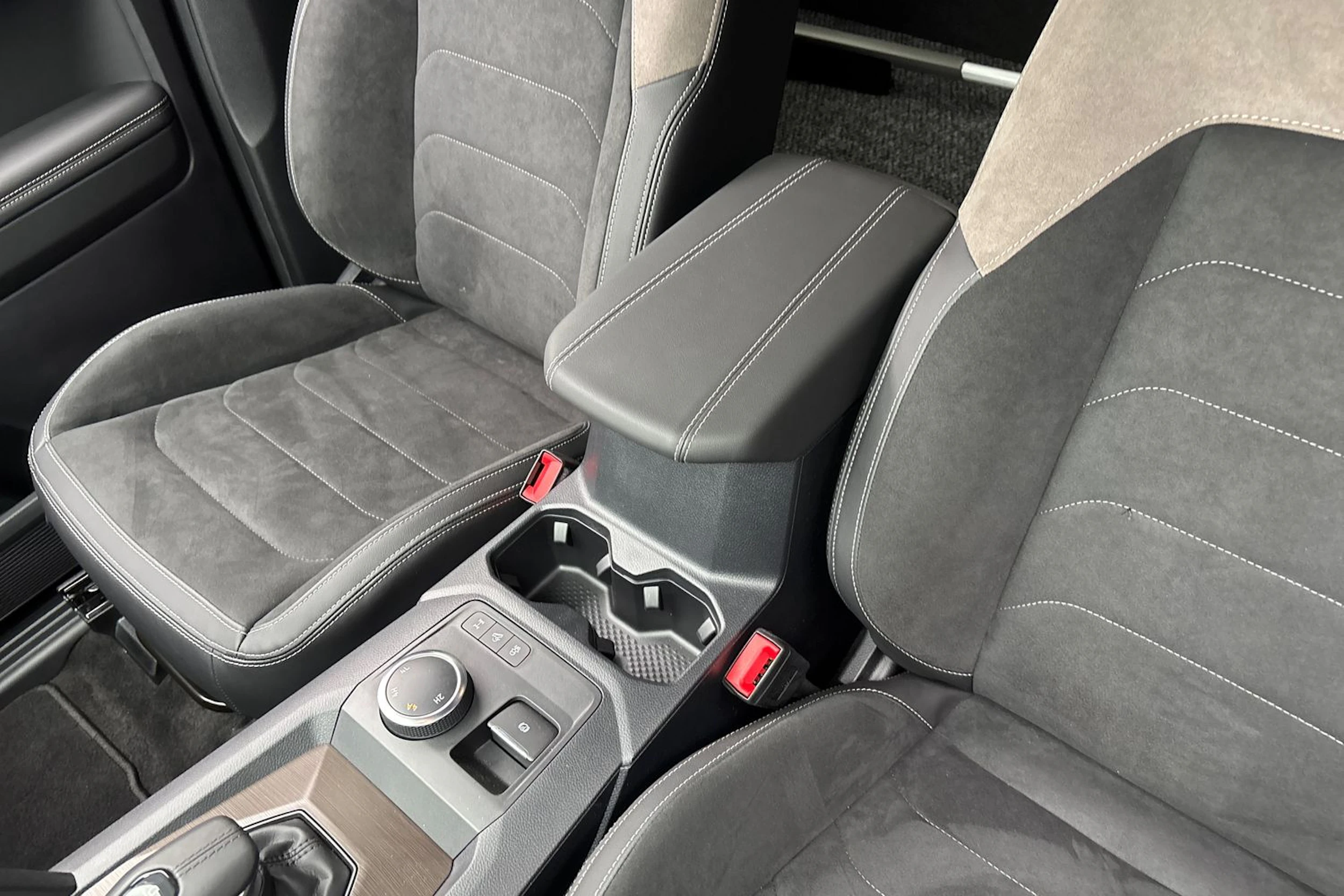 Harmaa Volkswagen Amarok 2025 kuva 31.
