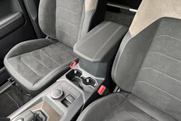 Harmaa Volkswagen Amarok 2025 kuva 31.