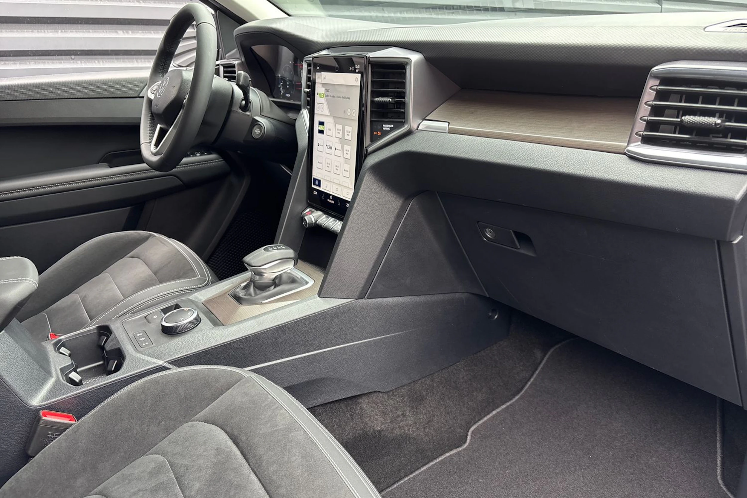 Harmaa Volkswagen Amarok 2025 kuva 32.