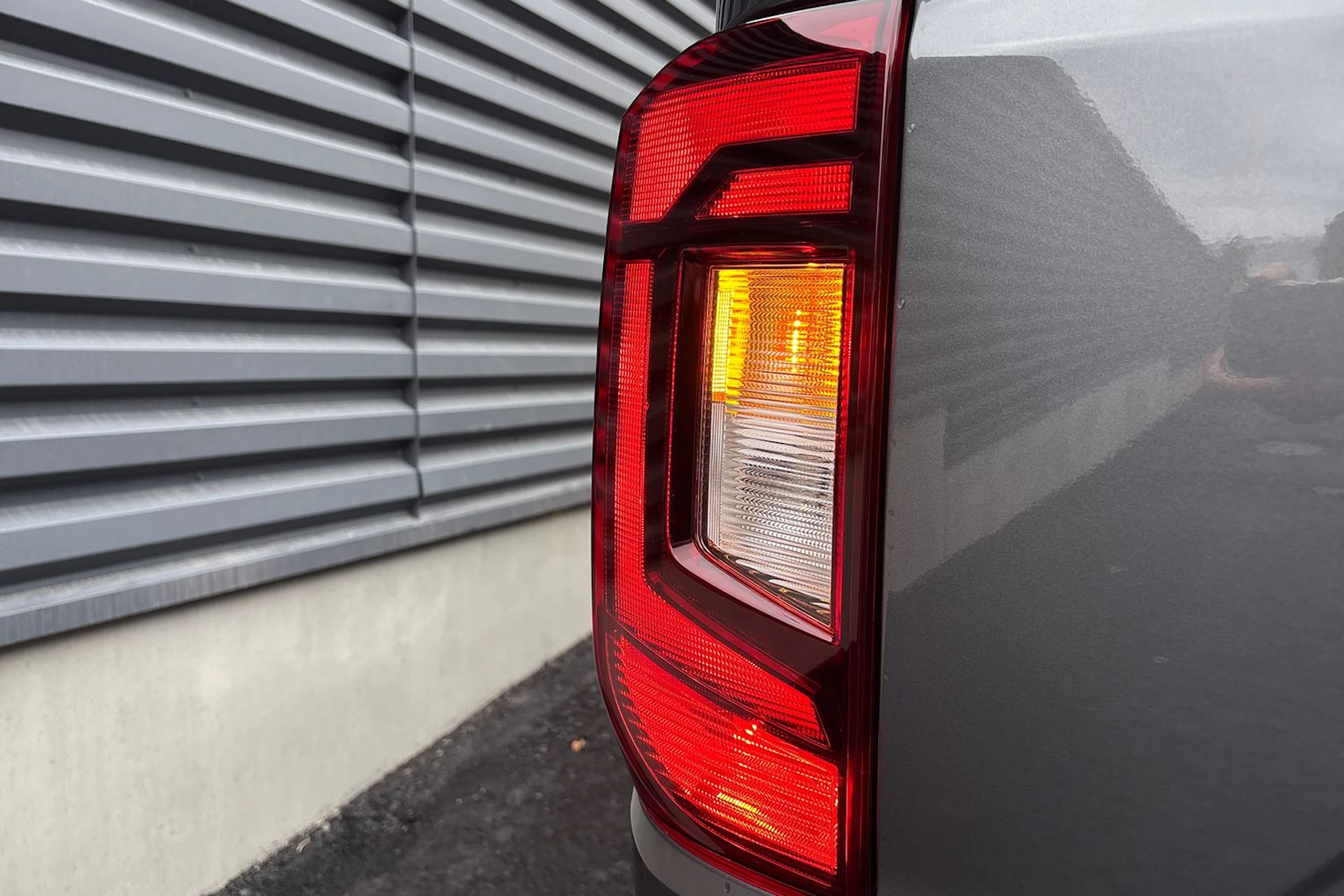 Harmaa Volkswagen Amarok 2025 kuva 35.