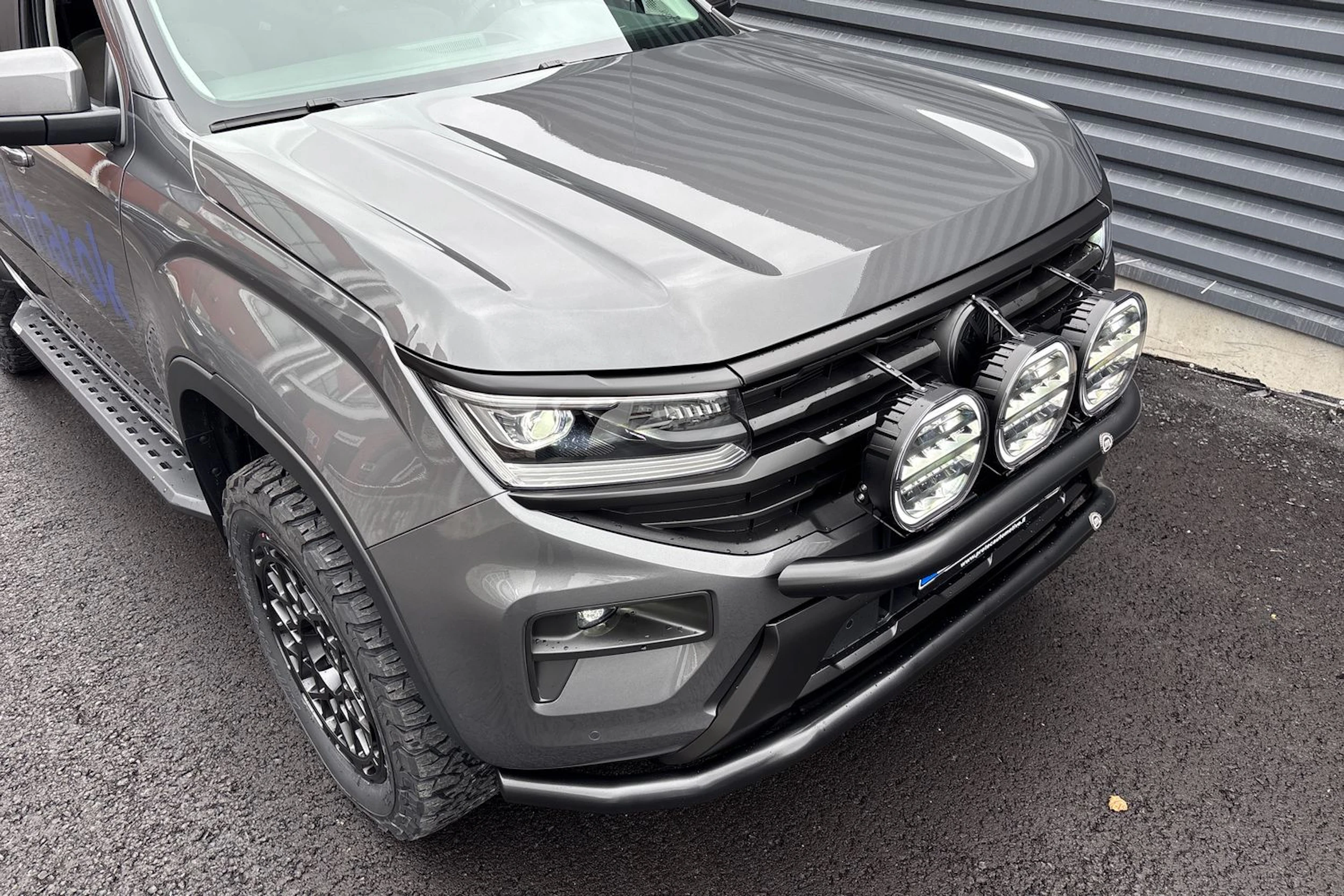 Harmaa Volkswagen Amarok 2025 kuva 37.