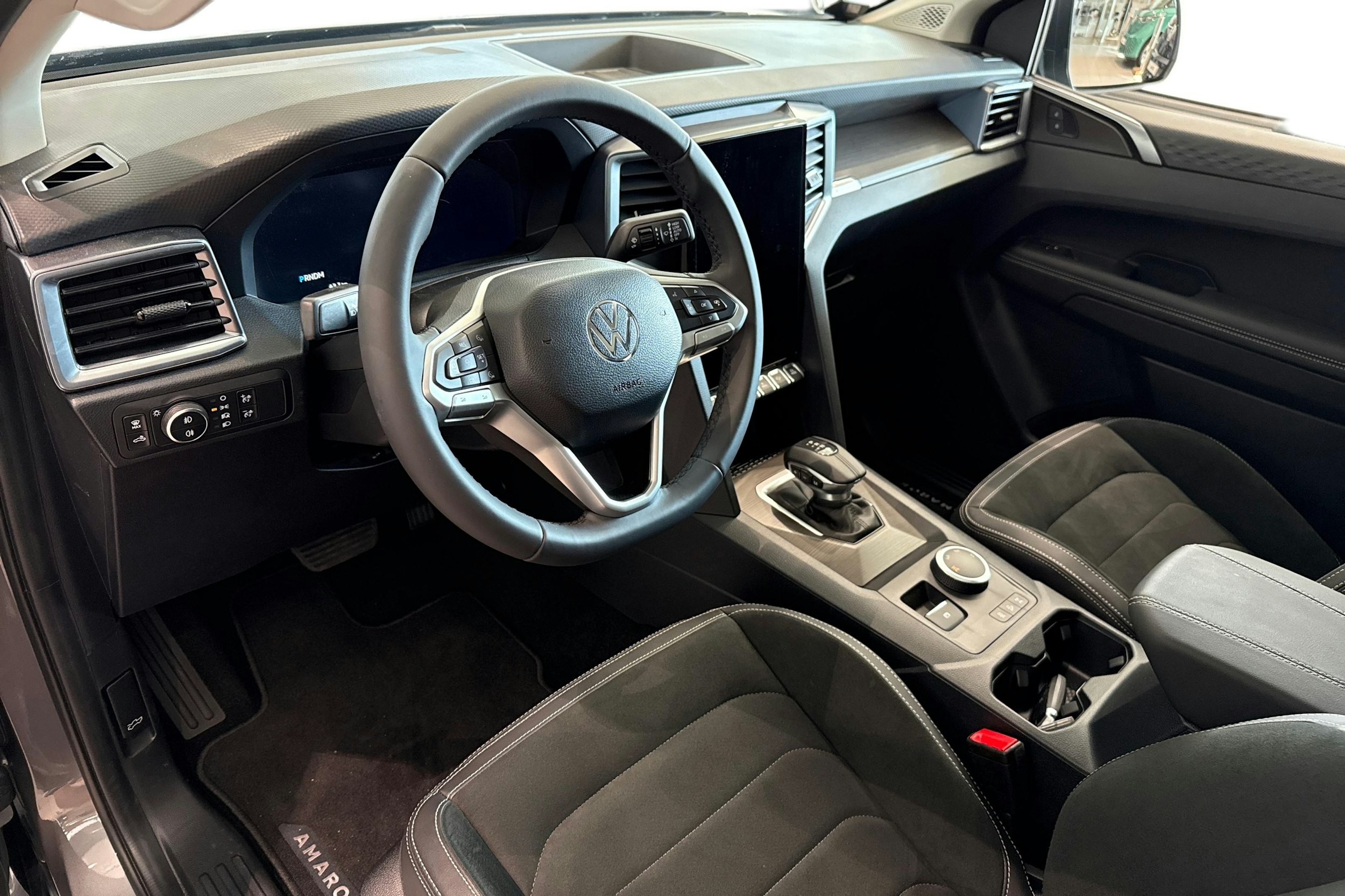 harmaa Volkswagen Amarok 2025 kuva 8.