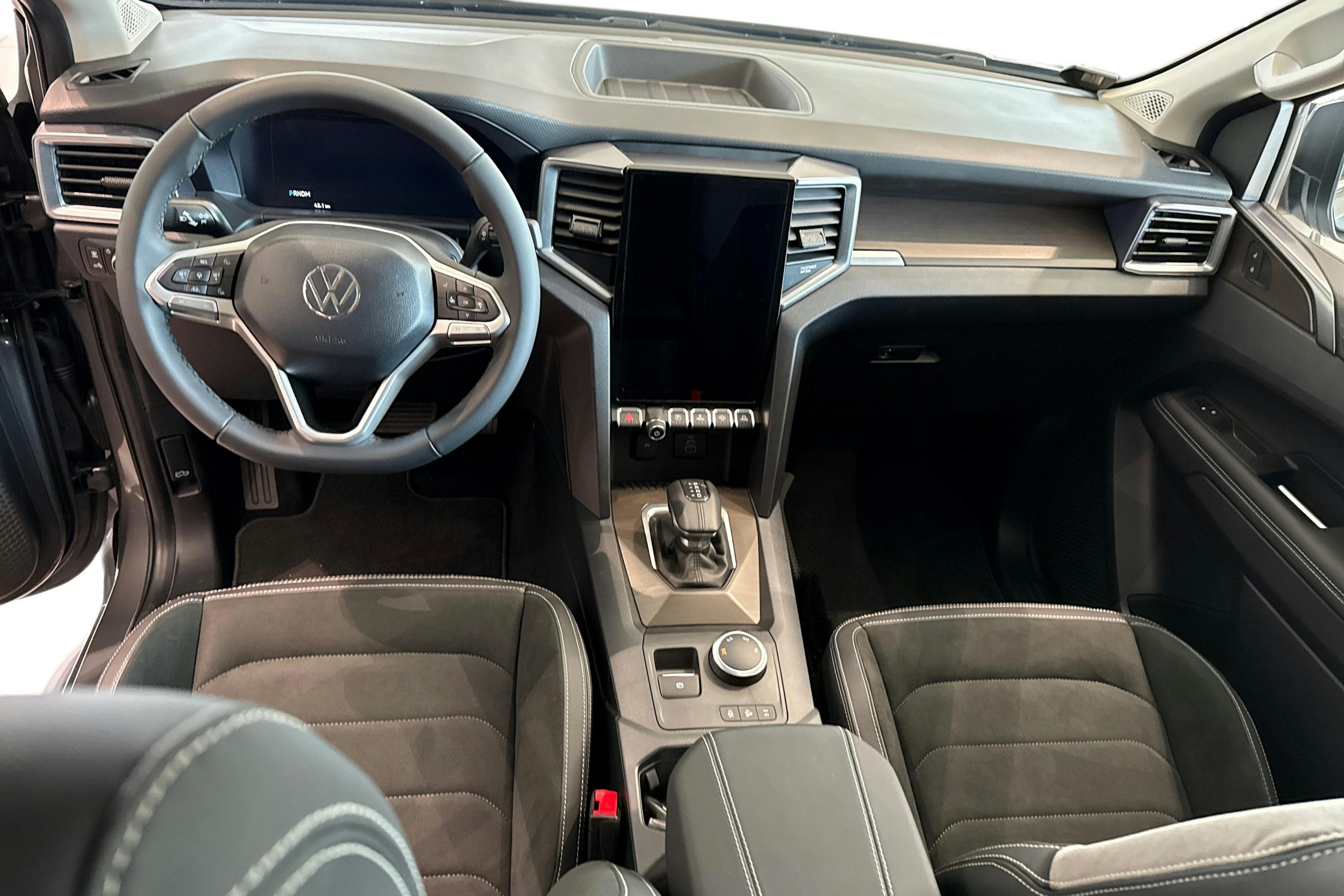 harmaa Volkswagen Amarok 2025 kuva 9.