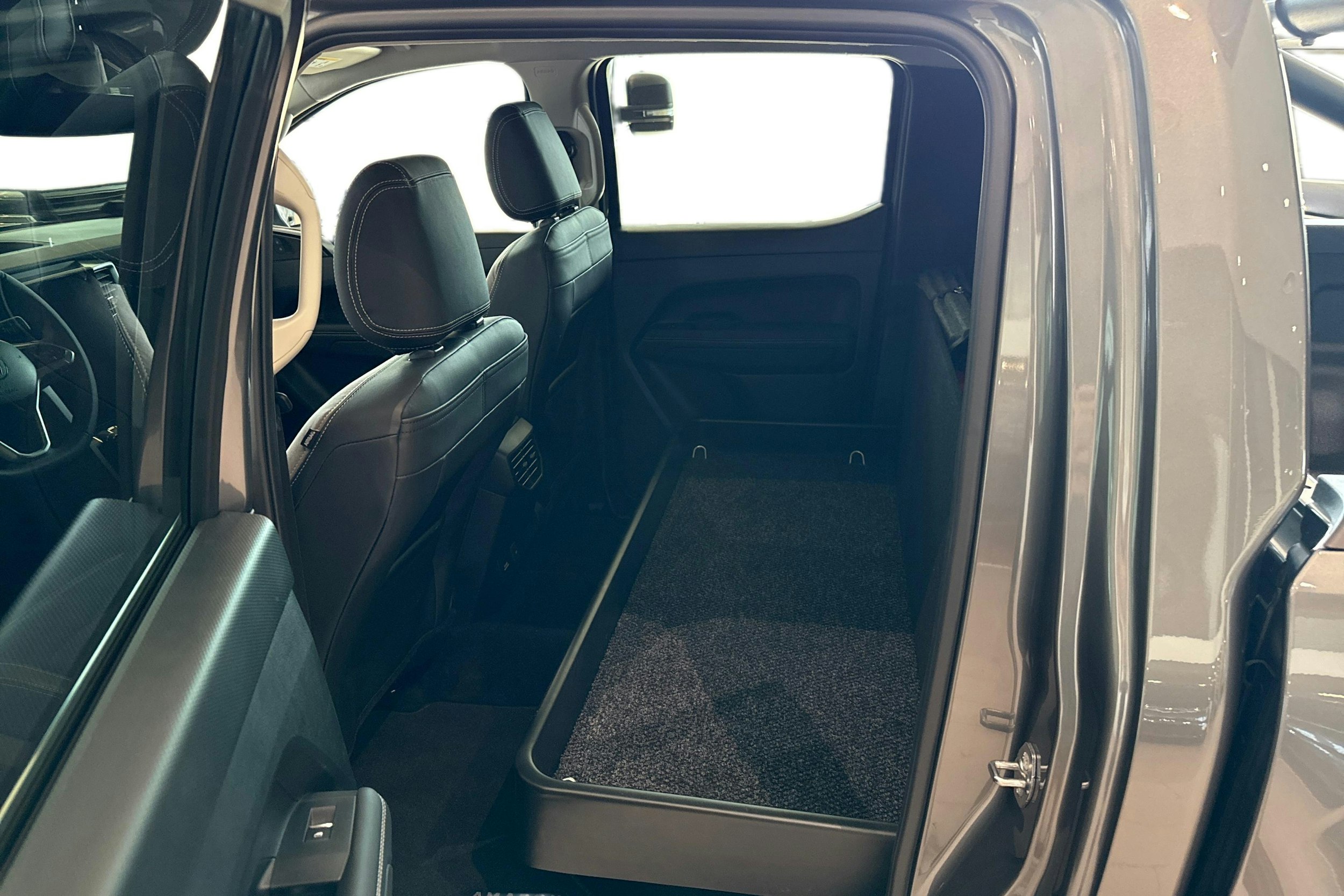 harmaa Volkswagen Amarok 2025 kuva 10.