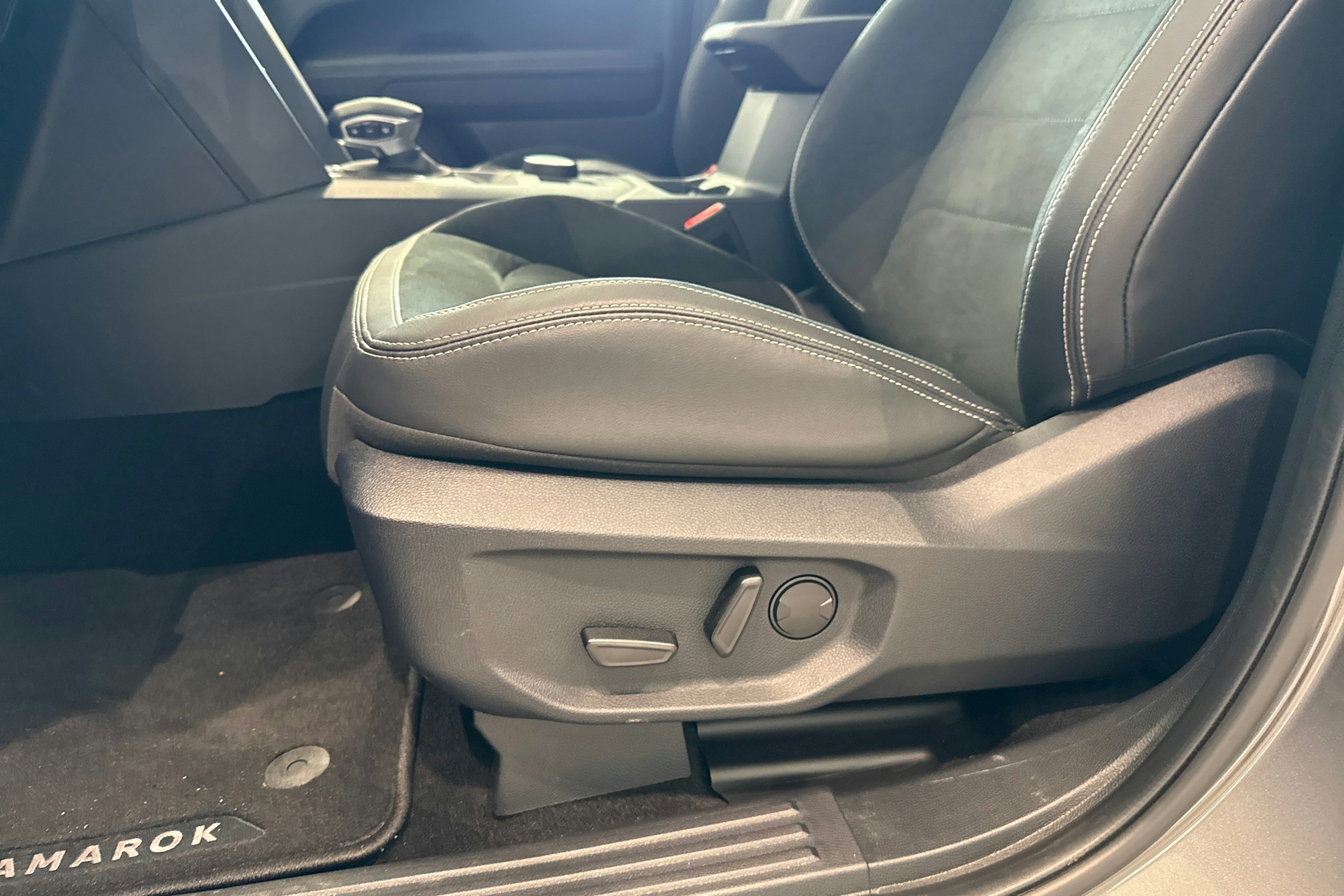 harmaa Volkswagen Amarok 2025 kuva 12.