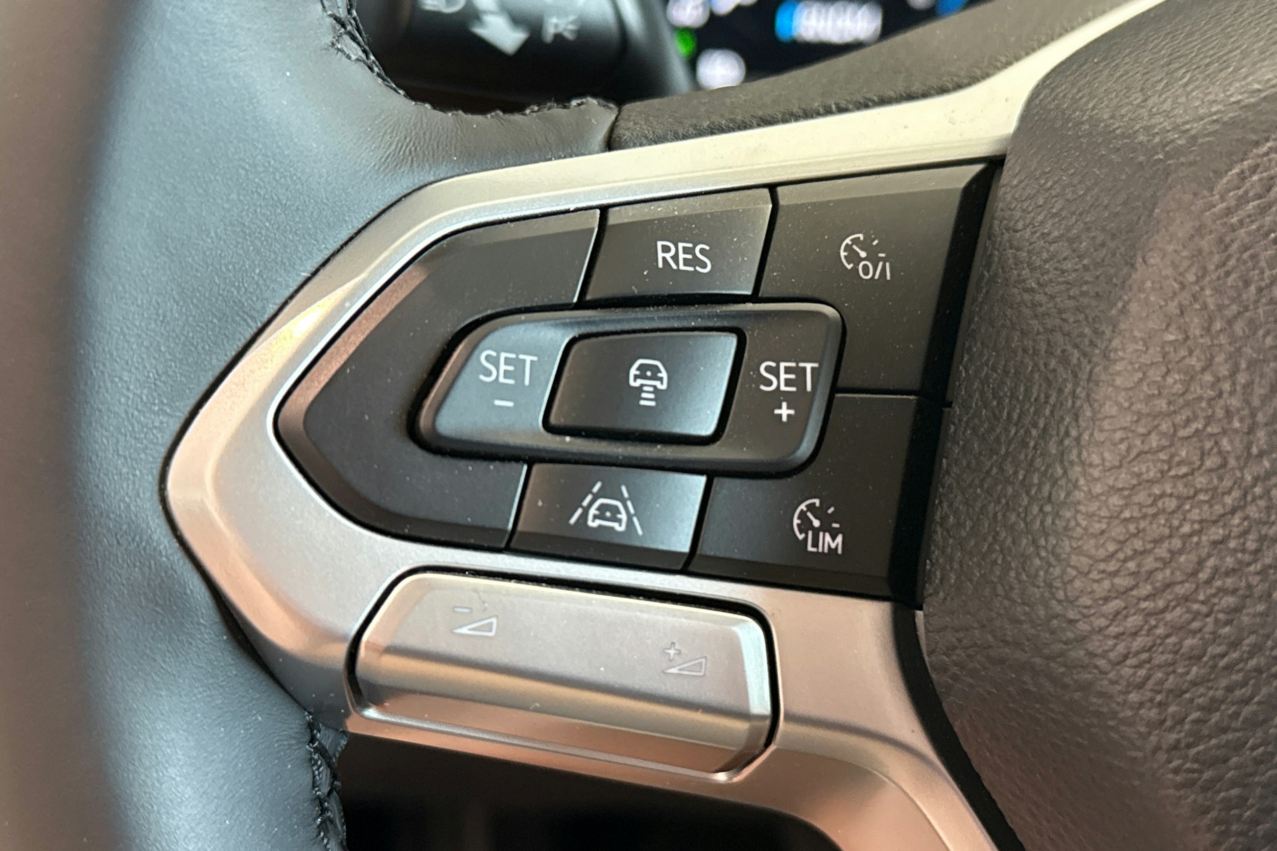 harmaa Volkswagen Amarok 2025 kuva 13.