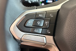 harmaa Volkswagen Amarok 2025 kuva 13.