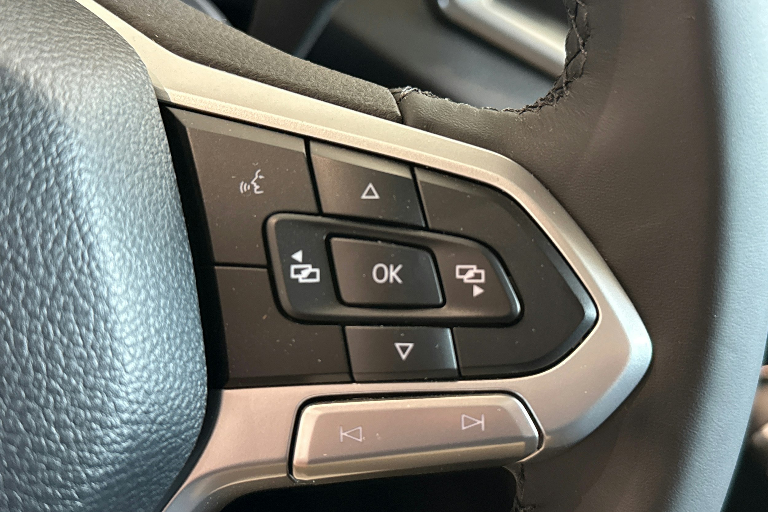 harmaa Volkswagen Amarok 2025 kuva 14.