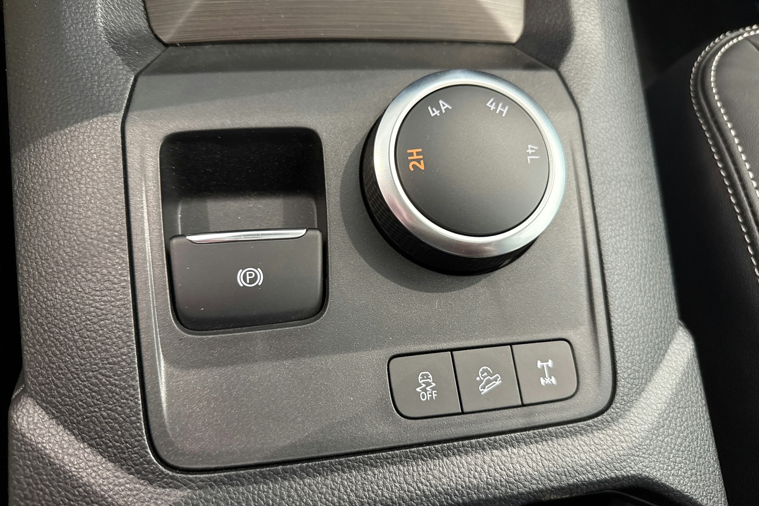 harmaa Volkswagen Amarok 2025 kuva 22.