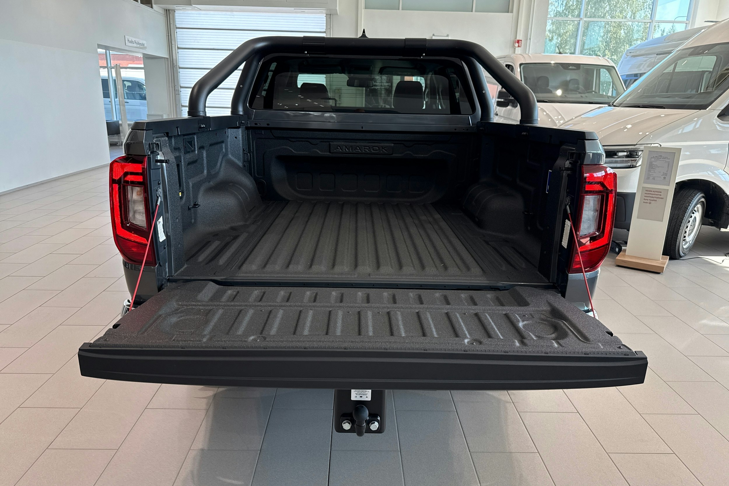 harmaa Volkswagen Amarok 2025 kuva 24.