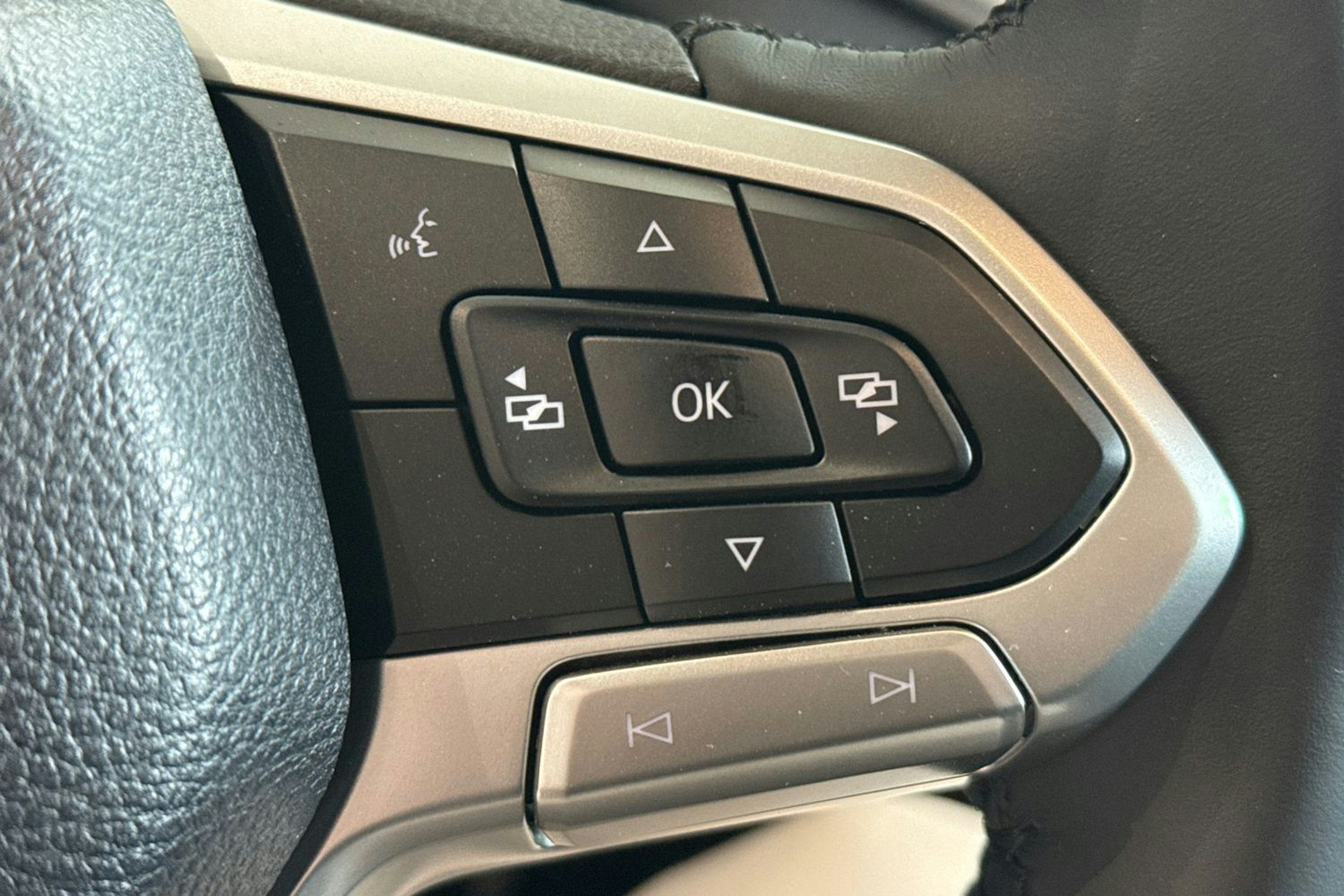 musta Volkswagen Amarok 2025 kuva 17.