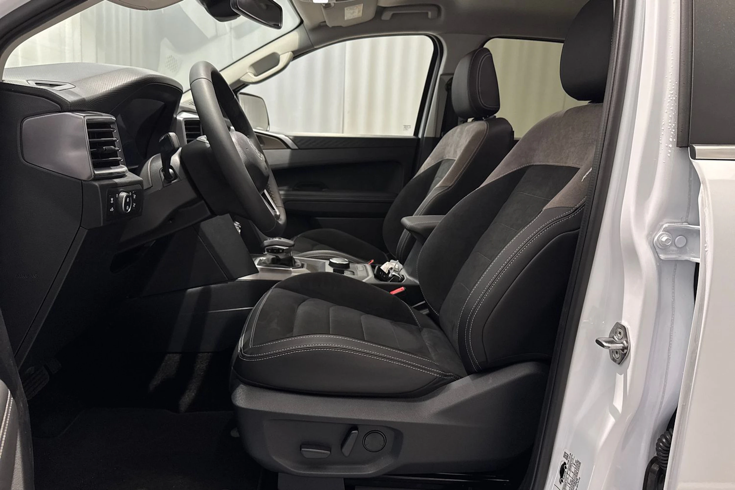 valkoinen Volkswagen Amarok 2026 kuva 16.