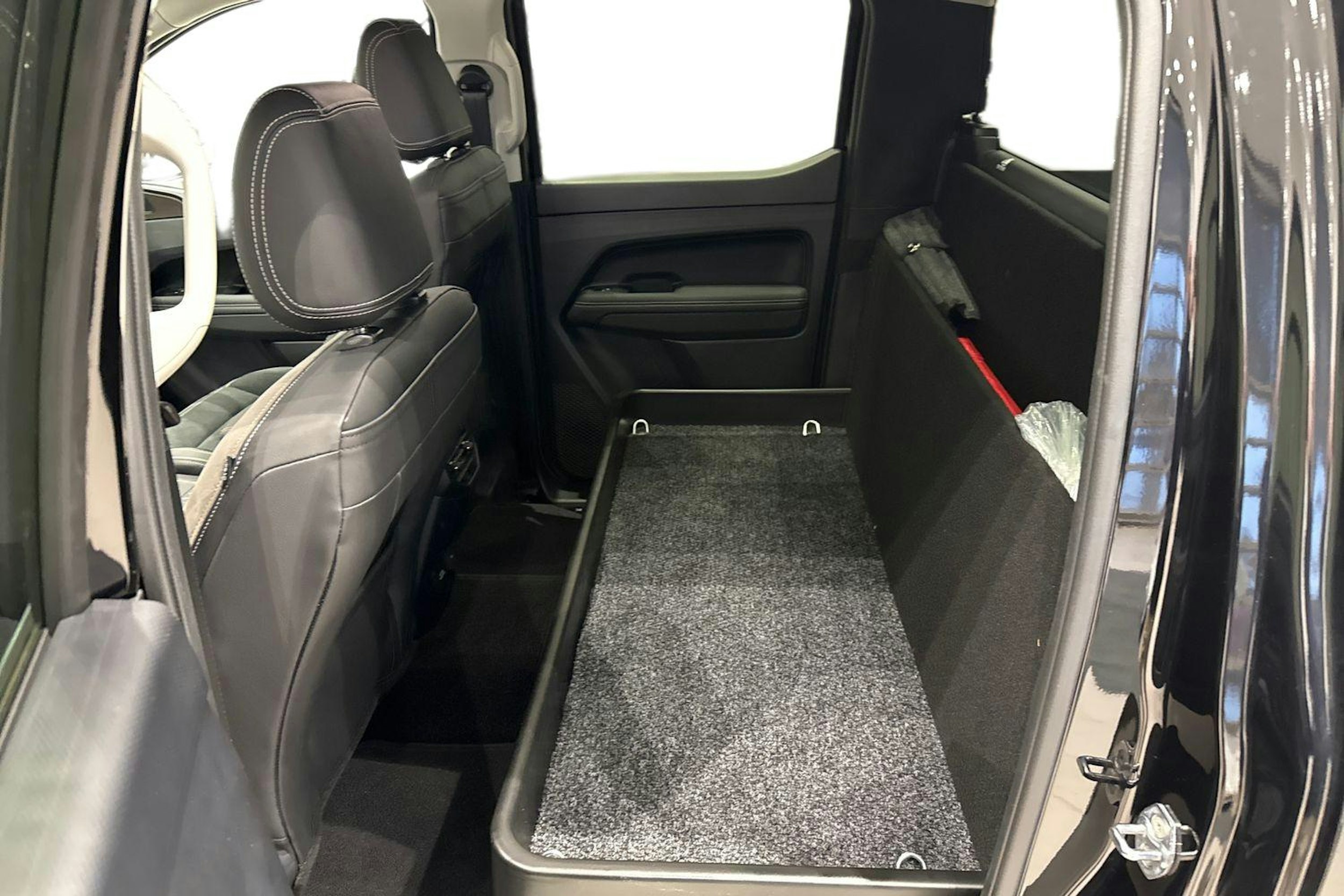 musta Volkswagen Amarok 2026 kuva 8.