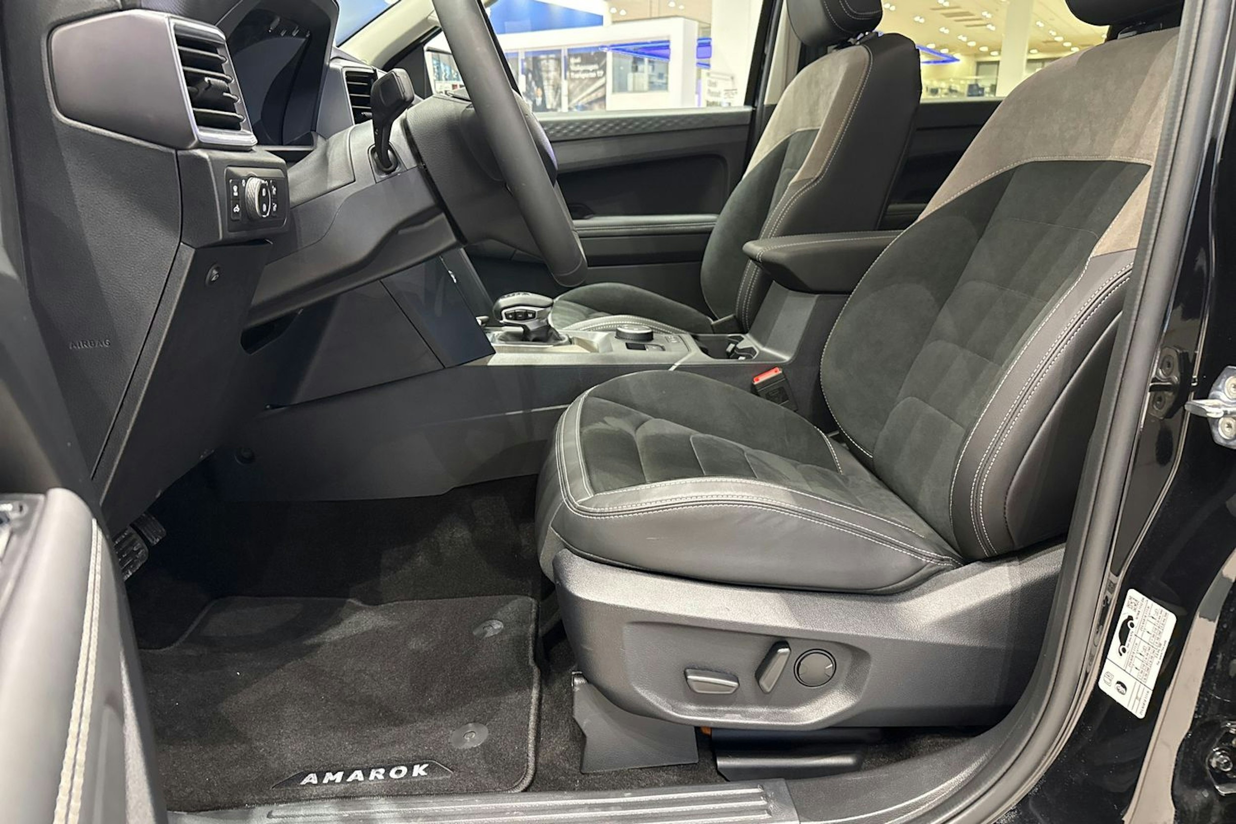 musta Volkswagen Amarok 2026 kuva 15.