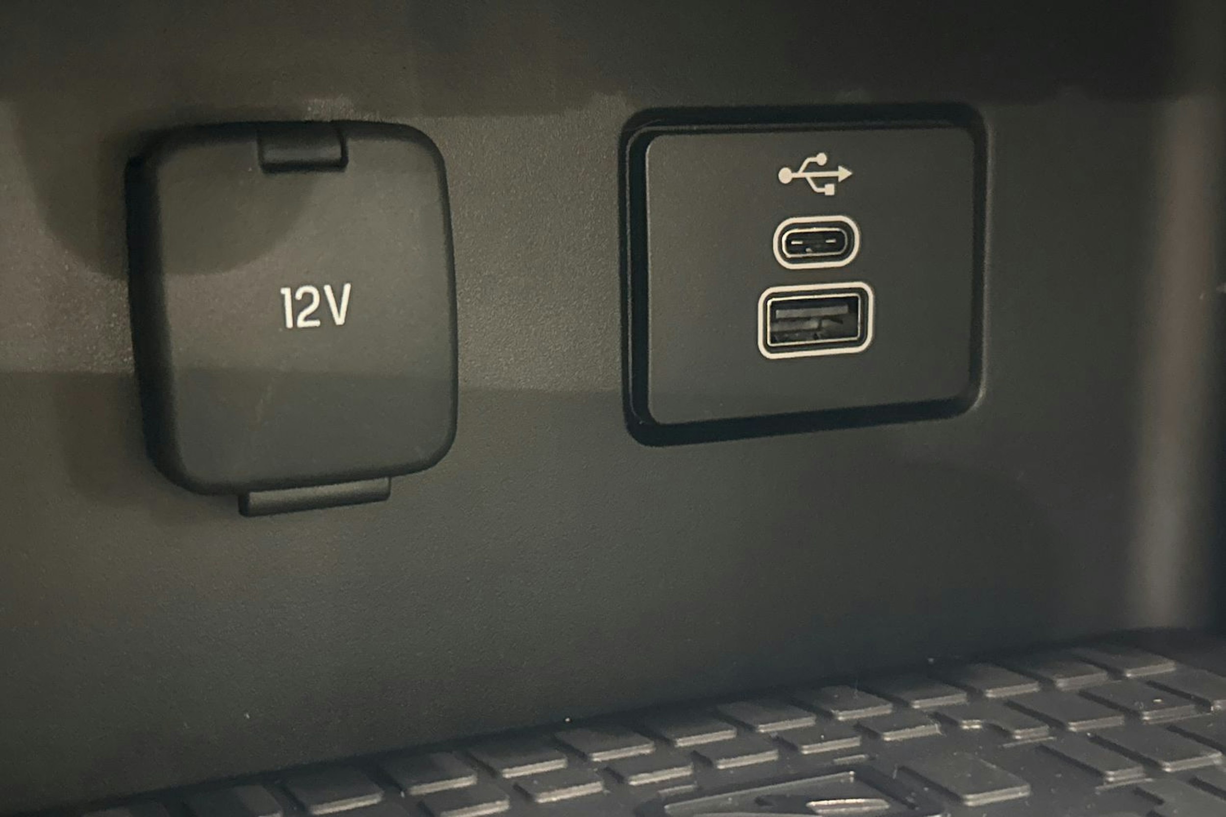 musta Volkswagen Amarok 2026 kuva 28.