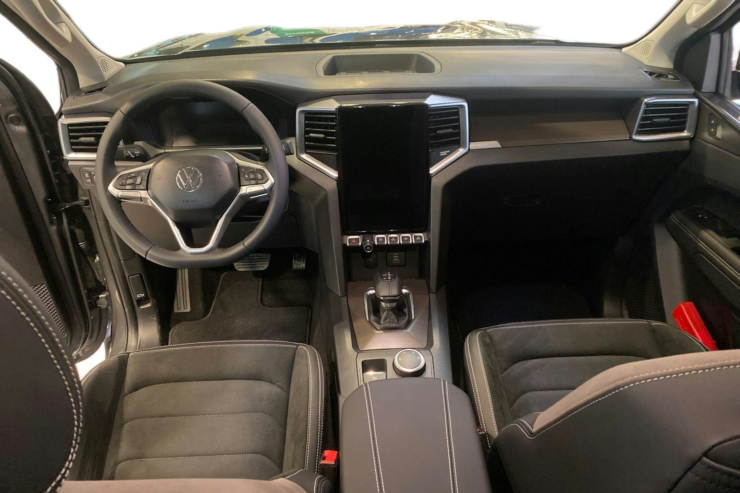 harmaa Volkswagen Amarok 2026 kuva 9.