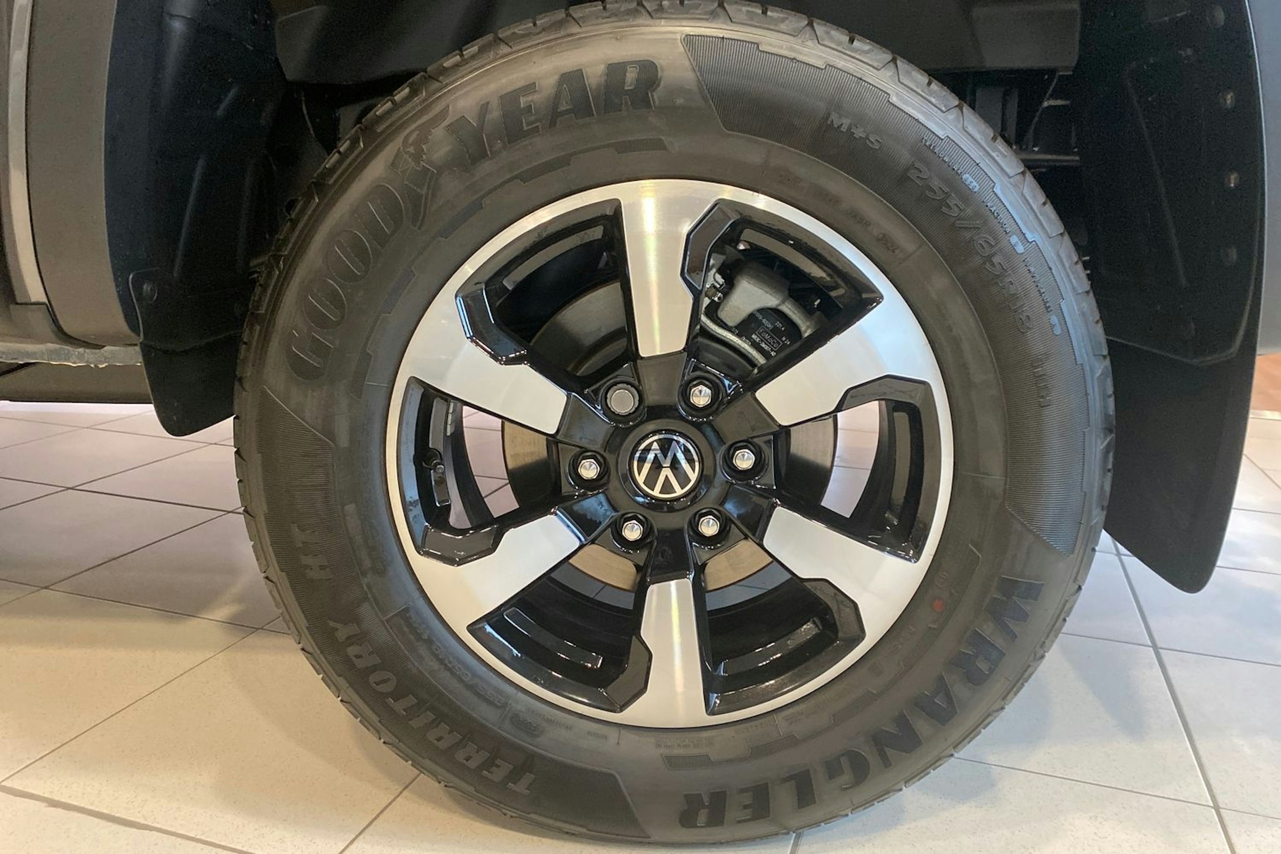 harmaa Volkswagen Amarok 2026 kuva 10.