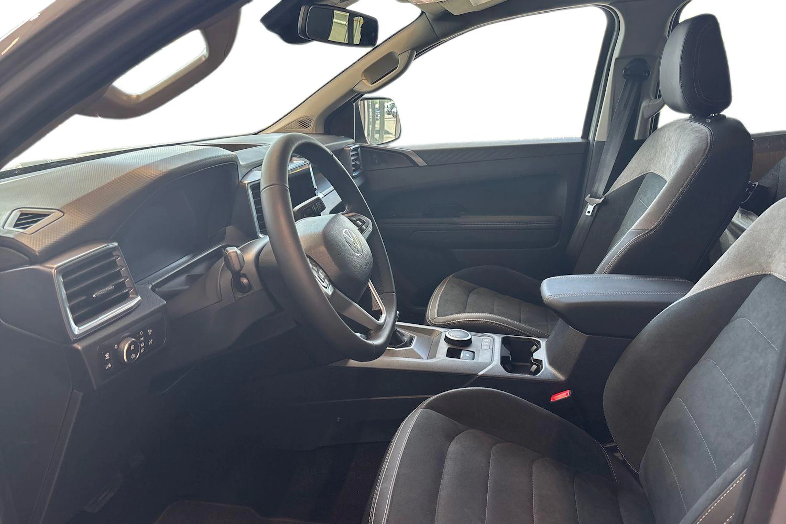 harmaa Volkswagen Amarok 2026 kuva 8.