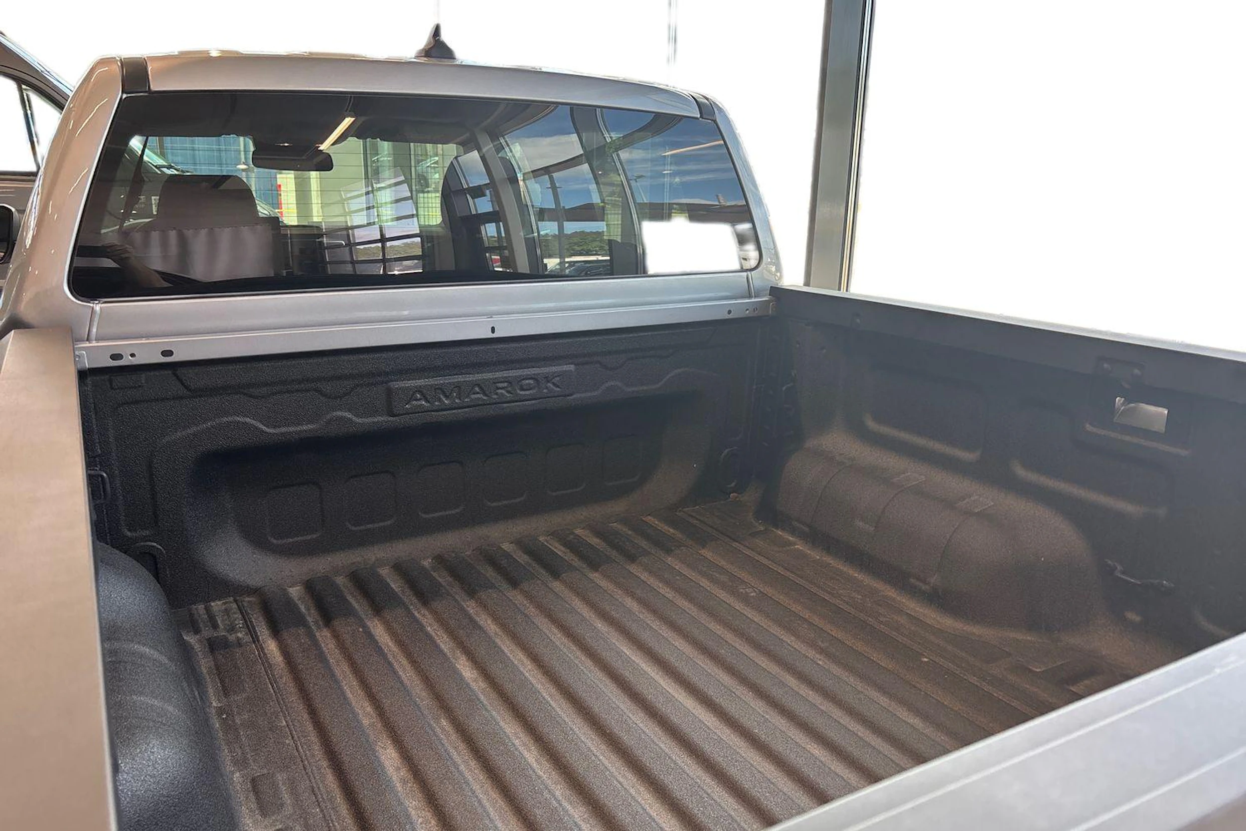 harmaa Volkswagen Amarok 2026 kuva 11.