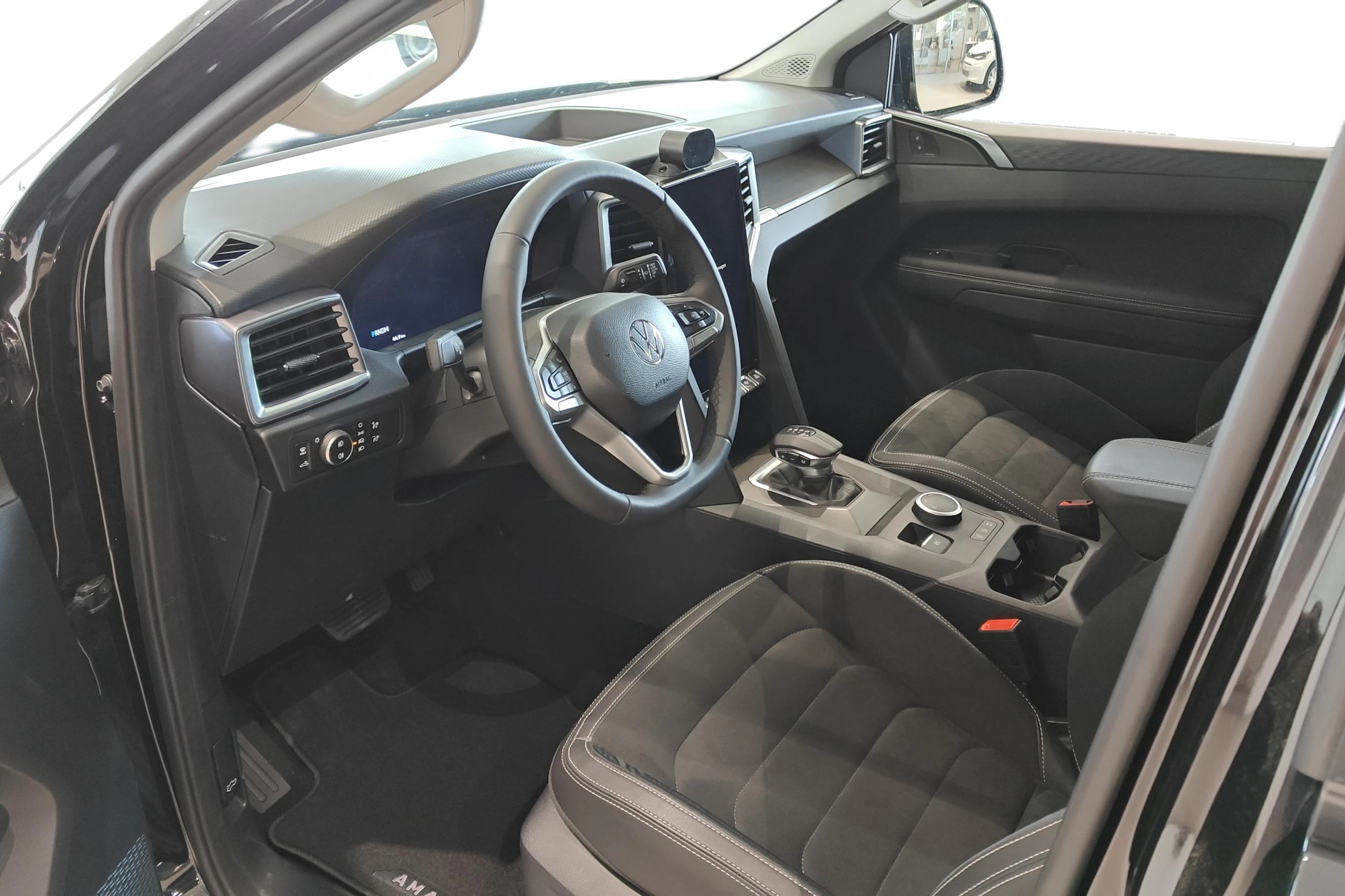 musta Volkswagen Amarok 2026 kuva 8.