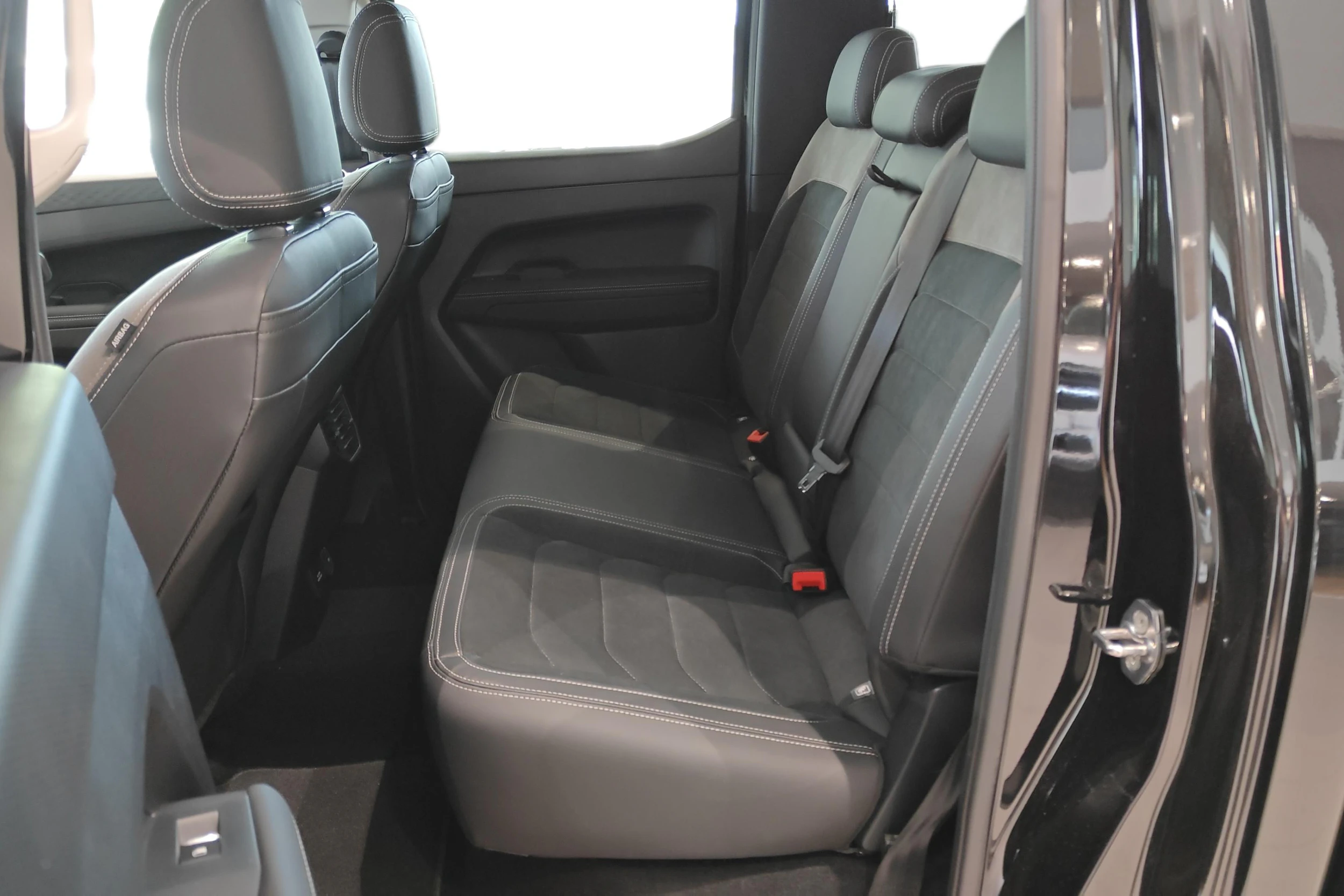 musta Volkswagen Amarok 2026 kuva 11.