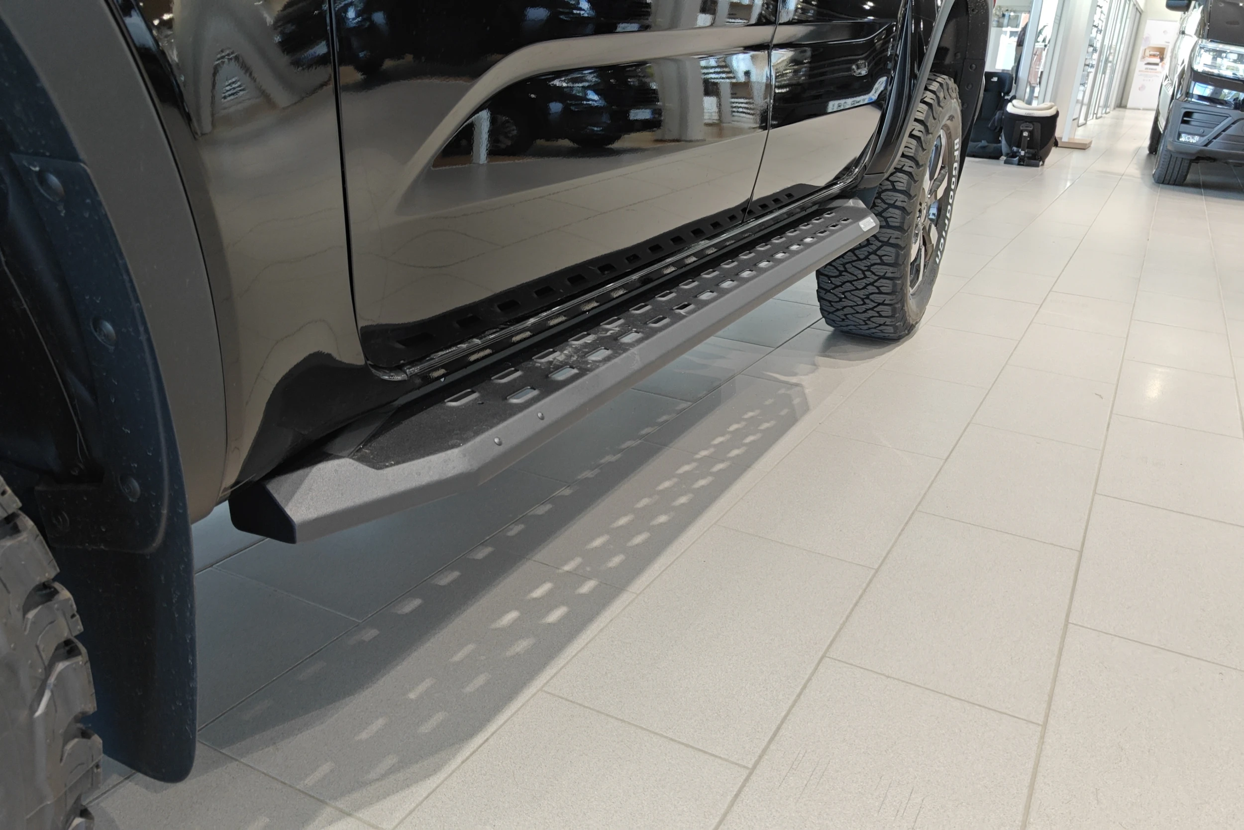 musta Volkswagen Amarok 2026 kuva 21.