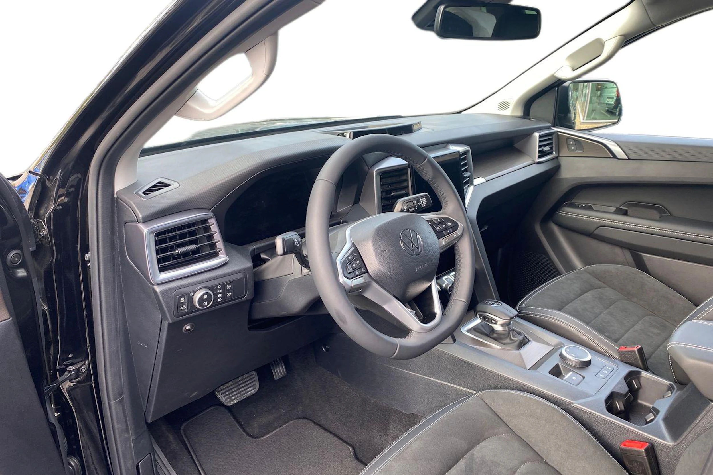 musta Volkswagen Amarok 2026 kuva 8.